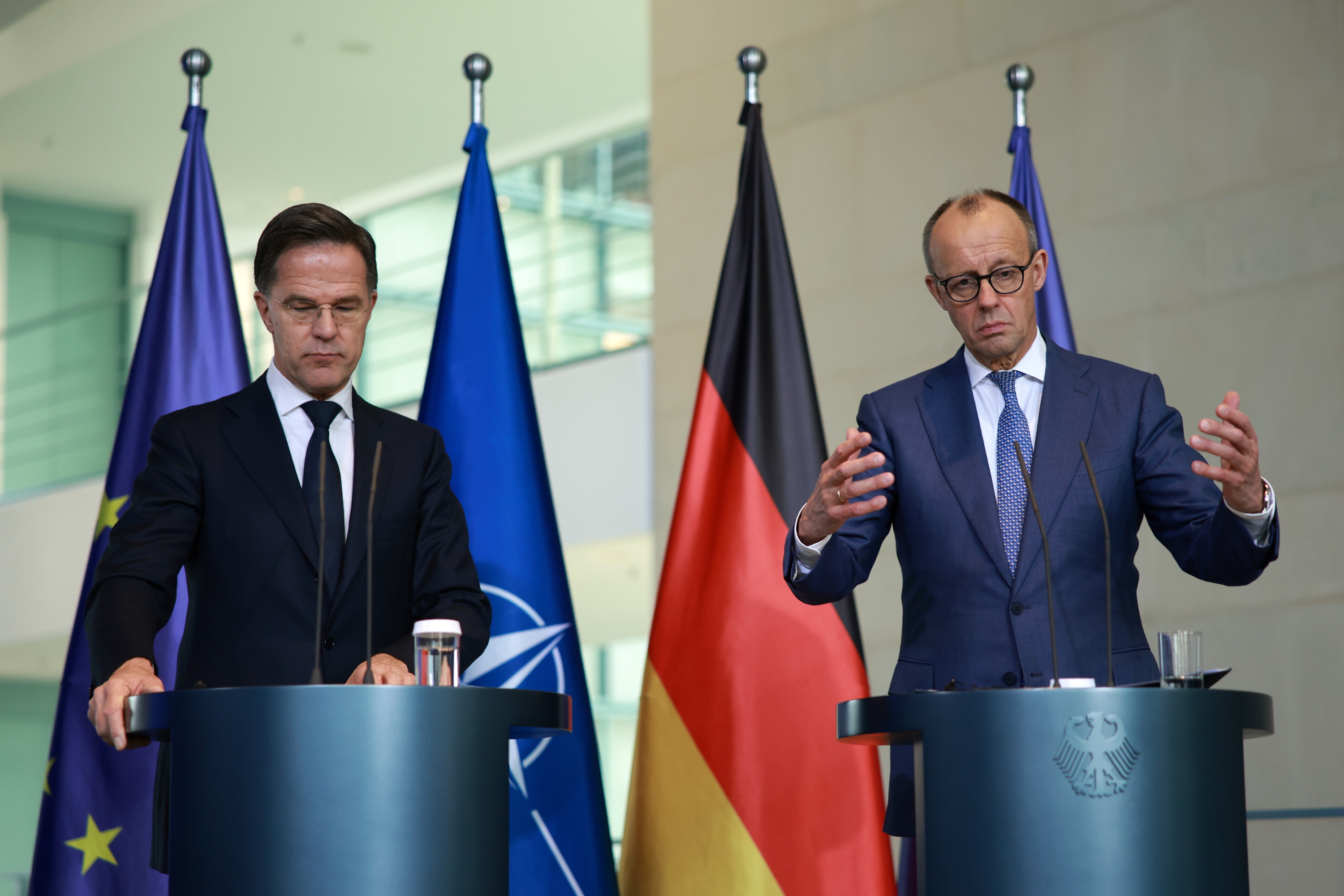 Rutte eta Merz prentsaurreko bat ematen, gaur, Berlinen. CLEMENS BILAN / EFE