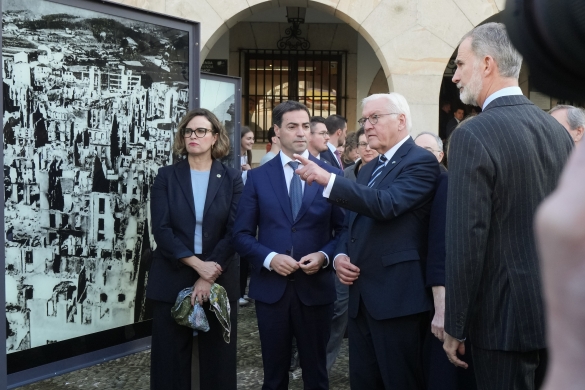Elixabete Etxanobe ahaldun nagusia, Imanol Pradales Eusko Jaurlaritzako lehendakaria, Frank-Walter Steinmeier Alemaniako presidentea eta Felipe VI.a Espainiako erregea, azaroaren 28an, Gernika-Lumoko Bakearen Museoaren aurrean. BERRIA