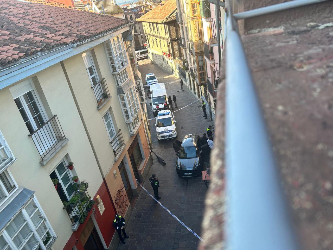 Adingabeak dituen familia bat etxegabetu dute gaur, Gasteizen. AUZOAN BIZI