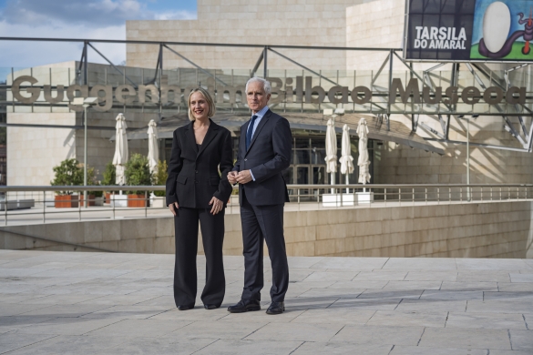 Miren Arzalluz eta Juan Ignacio Bidarte, Bilboko Guggenheim museoaren parean, martxoaren 3an. ARITZ LOIOLA / FOKU