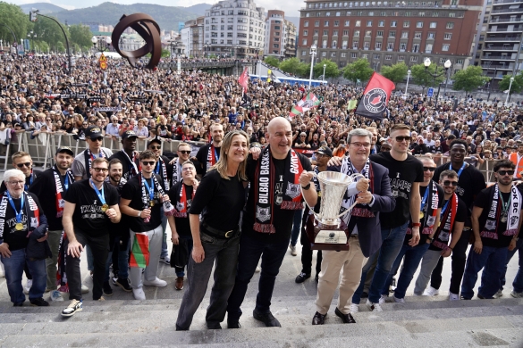 Isabel Iturbe Bilbo Basketeko presidentea, Jaume Ponsarnau entrenatzailea, Juan Mari Aburto Bilbo alkatea eta Xavi Rabaseda Bilbo Basketeko kapitaina, apirilaren 25ean, Bilboko udaletxean. MONIKA DEL VALLE / FOKU