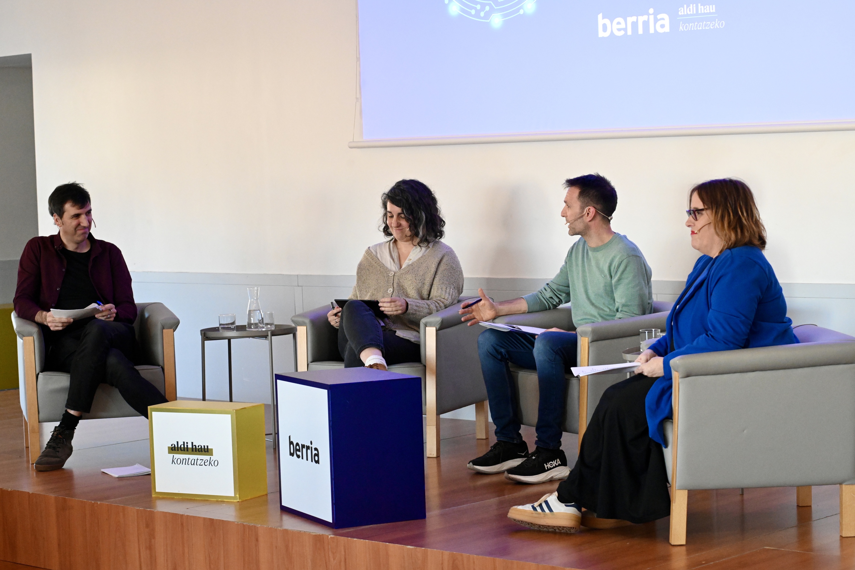 Adimen artifizialari buruzko mahai inguruan, ezkerretik eskuinera, Olano, Berasategi, Orbegozo eta Goenaga. OSKAR MATXIN EDESA / FOKU