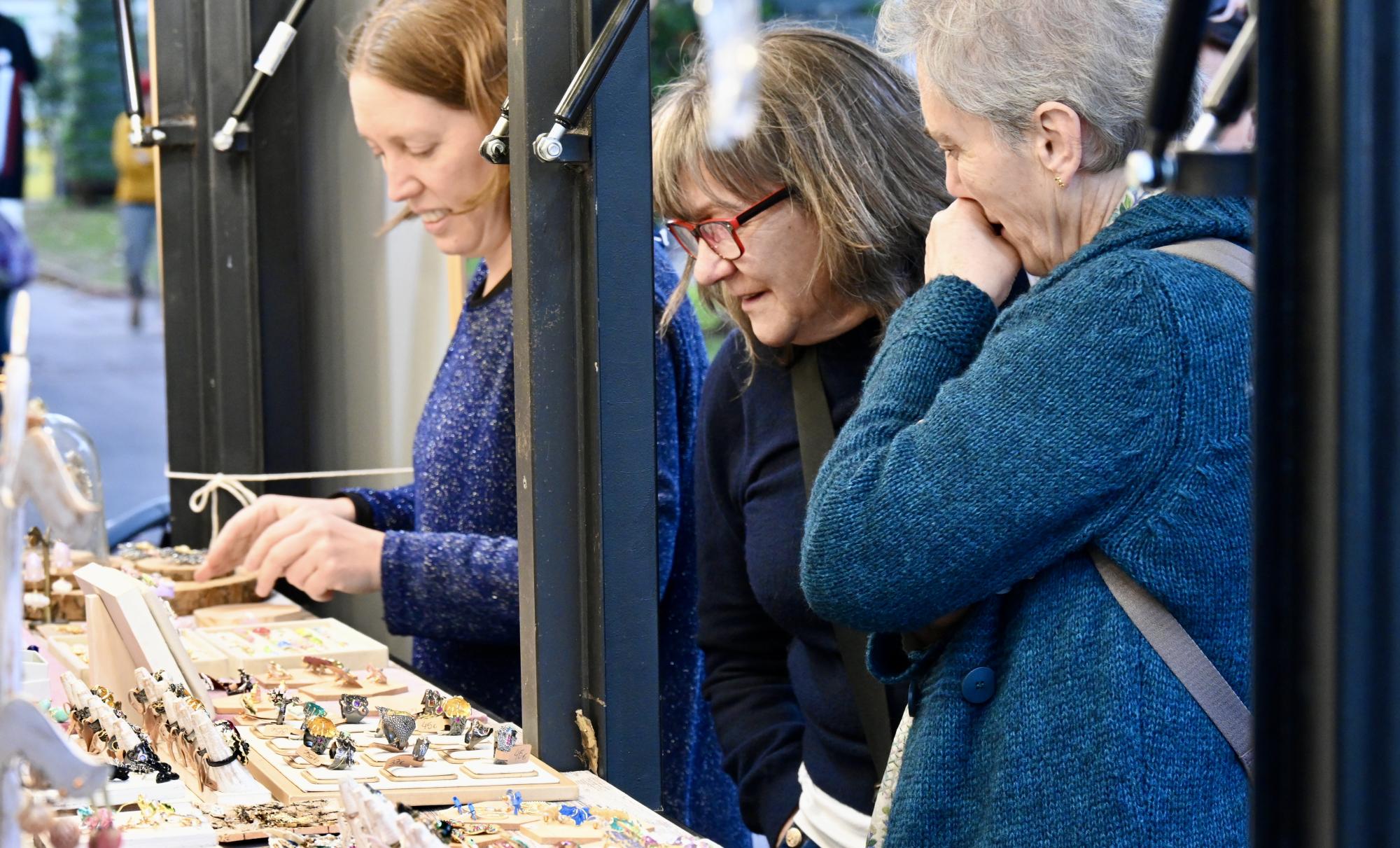 Emakume batzuk bitxien postu baten aurrean, atzo, Bilboko Casilda Iturrizar parkeko Gabonetako azokan. MIKEL MARTINEZ DE TRESPUENTES / FOKU