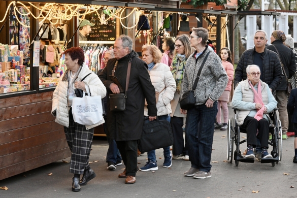 Jende asko ibiltzen da azokan. MIKEL MARTINEZ DE TRESPUENTES / FOKU