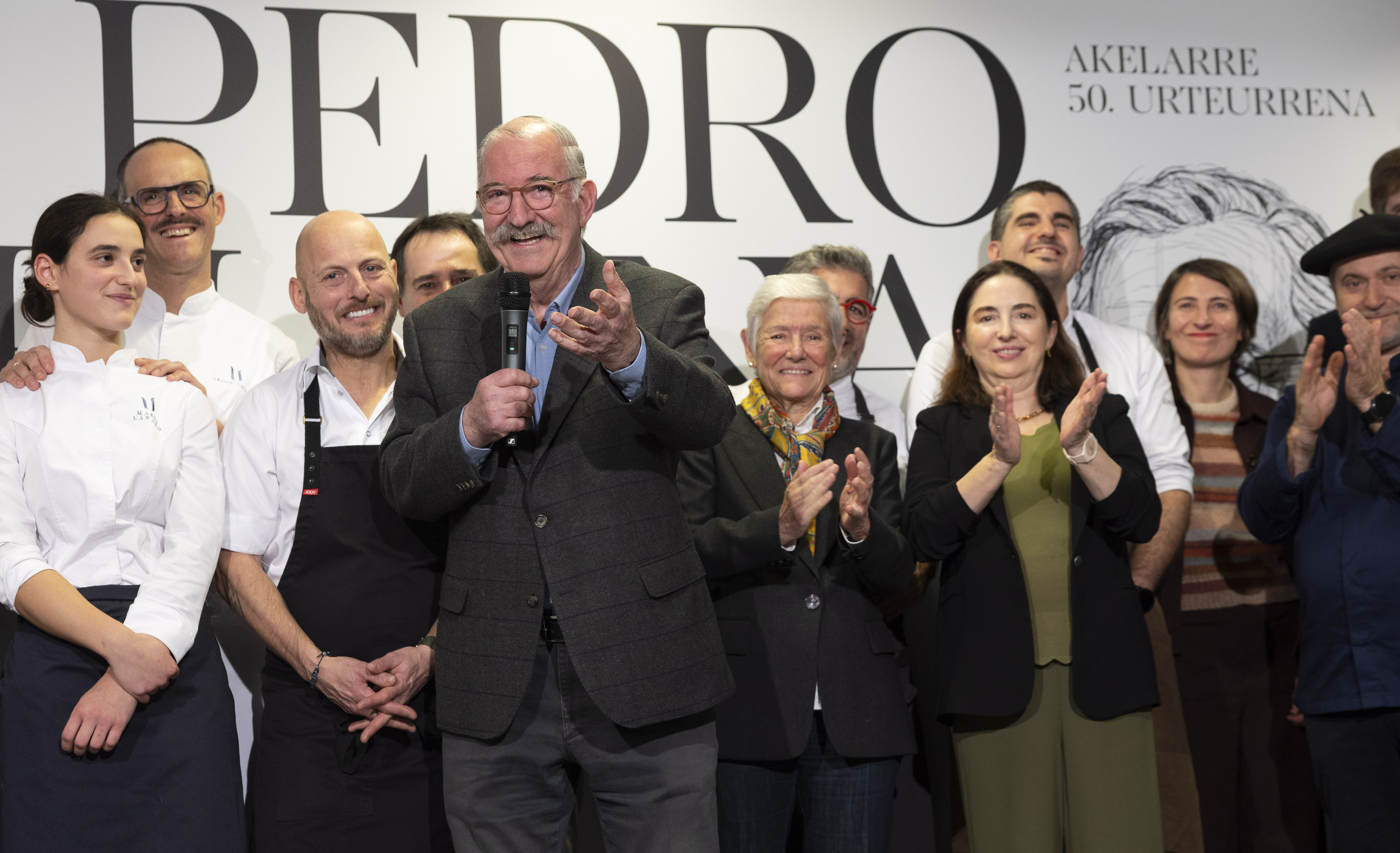 Pedro Subijana omendua eta haren sukaldari lagunak, bart, afaria hasi aurretik. JAVIER ETXEZARRETA / EFE