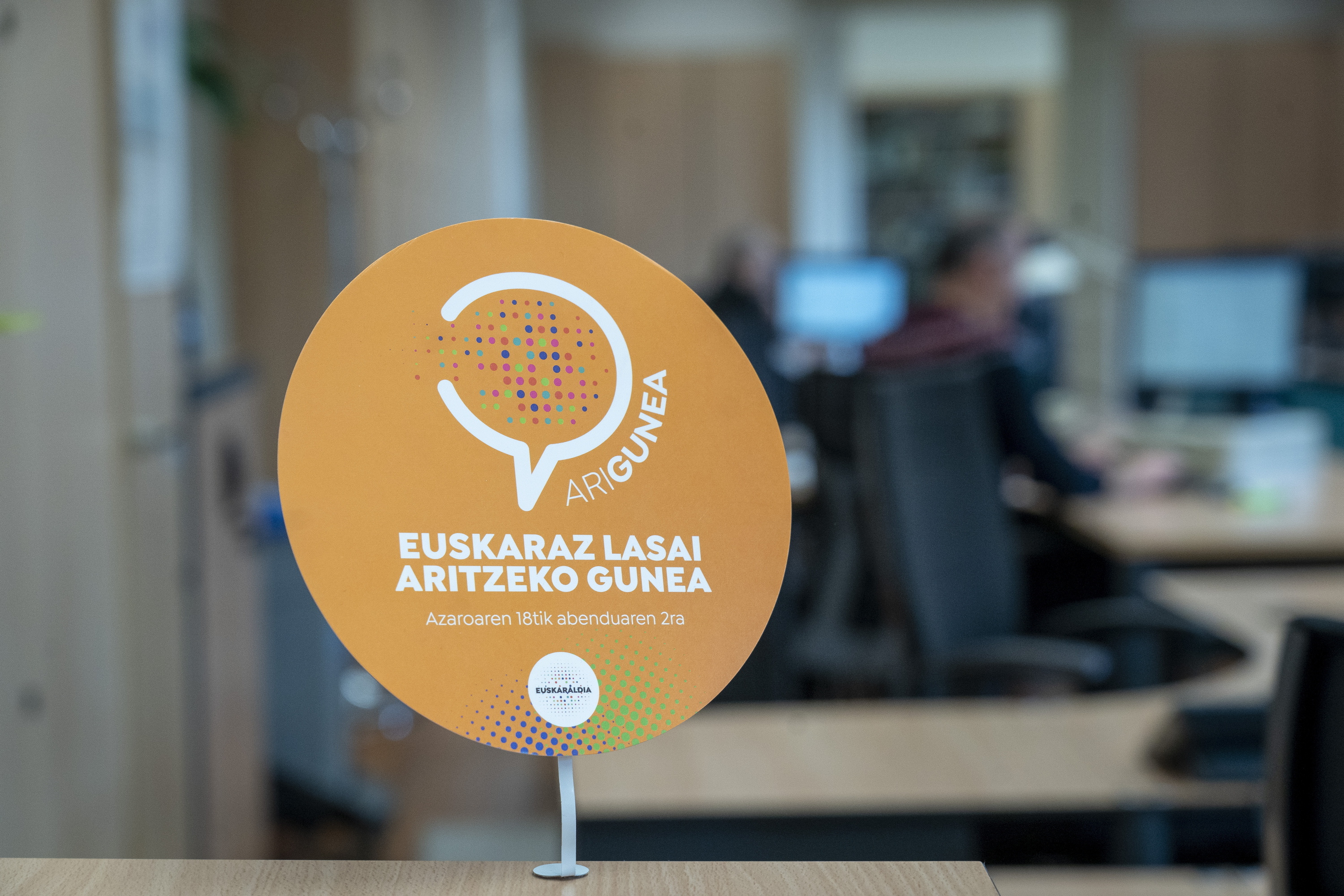 Euskarazko zerbitzuaren berri emateko ikur bat, bulego batean, Gipuzkoako Diputazioan. GORKA RUBIO / FOKU