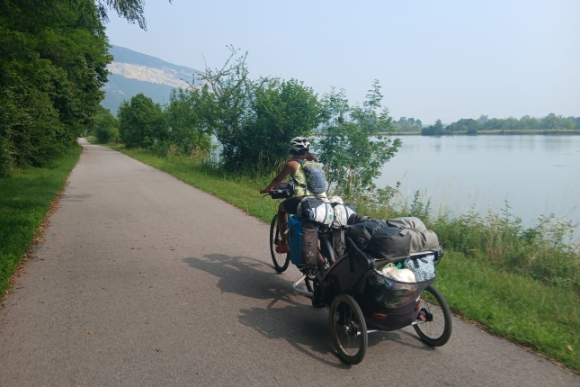 Bego Serrieres de Briorderako bidean, lehenengo etapan. Alforjak, pardelak, kanpadenda, erosketak... MIKEL GOMEZ GAUNA