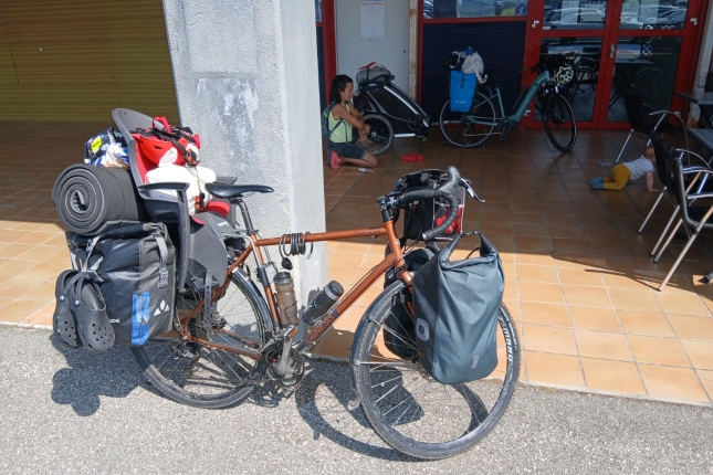 Bizikleta, karga-karga eginda. MIKEL GOMEZ GAUNA