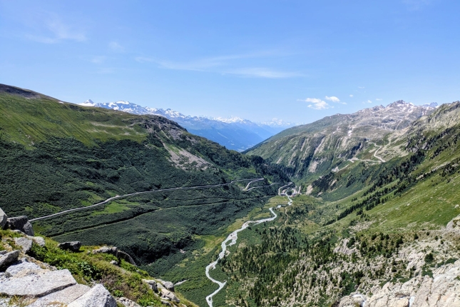 Furkapasseko gainetik hurbil. Ezkerrean, igotako errepidearen zati luze bat. MIKEL GOMEZ GAUNA
