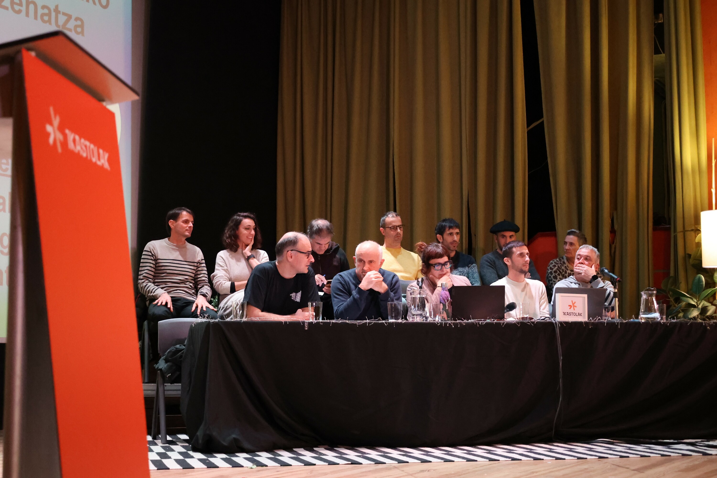 Ikastolen ordezkarriak bilduta, atzo, Zumaian. IKASTOLAK