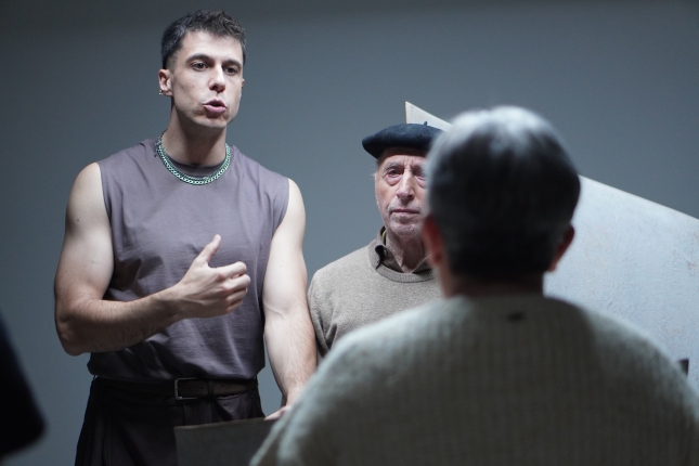 Reparaz Martikorenari eta Zugarramurdiri azalpenak ematen, Korrikaren bideokliparen grabaketan. BERRIA Reparaz Martikorenari eta Zugarramurdiri azalpenak ematen, Korrikaren bideokliparen grabaketan. BERRIA