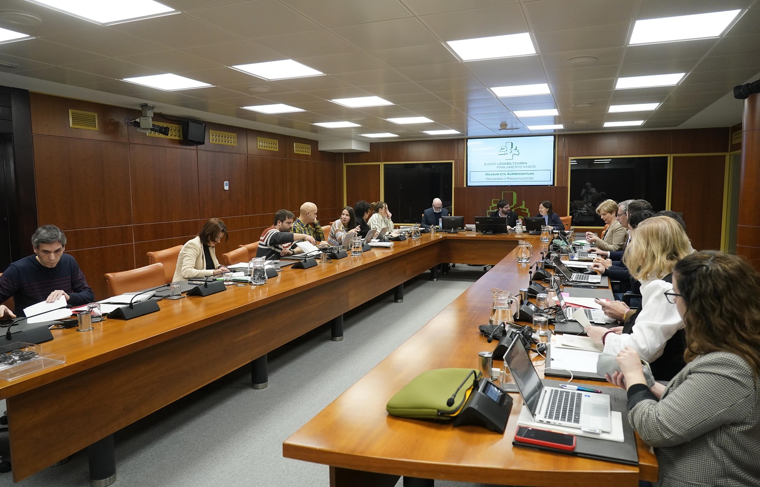 Eusko Legebiltzarreko Ogasun eta Aurrekontu Batzordea. EUSKO LEGEBILTZARRA