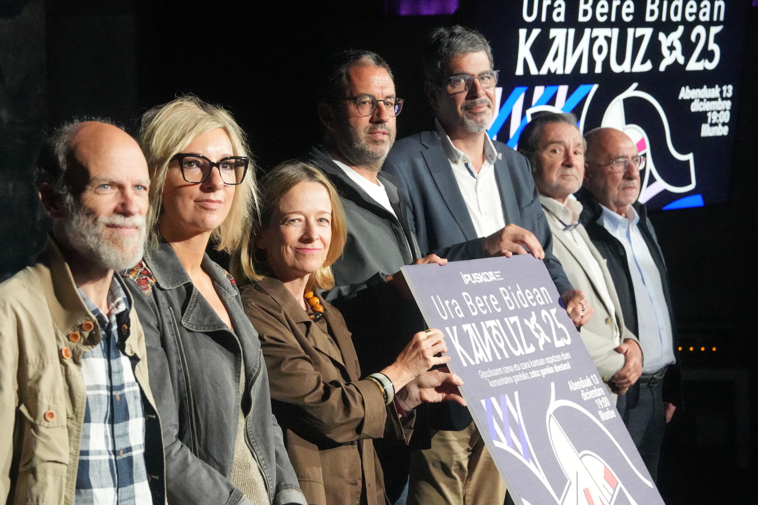 Donostiako Ura Bere Bidean 'Kantuz' jaialdiaren antolatzaileak, irailaren 1ean, Donostian. GIPUZKOAKO FORU ALDUNDIA