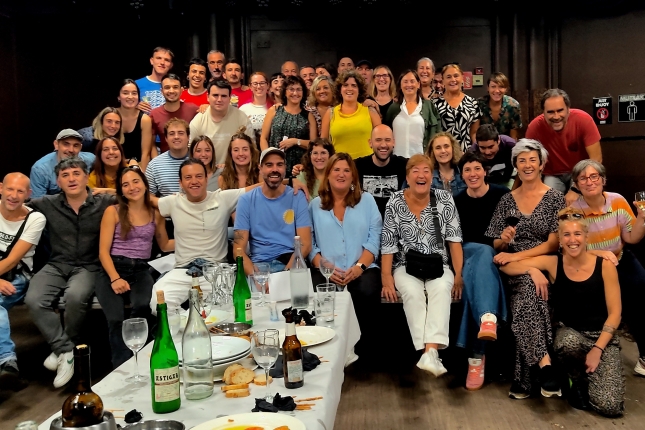 Zenbat Gara elkarteko kideak, urrian egindako topaketa batean. ZENBAT GARA Zenbat Gara elkarteko kideak, urrian egindako topaketa batean. ZENBAT GARA