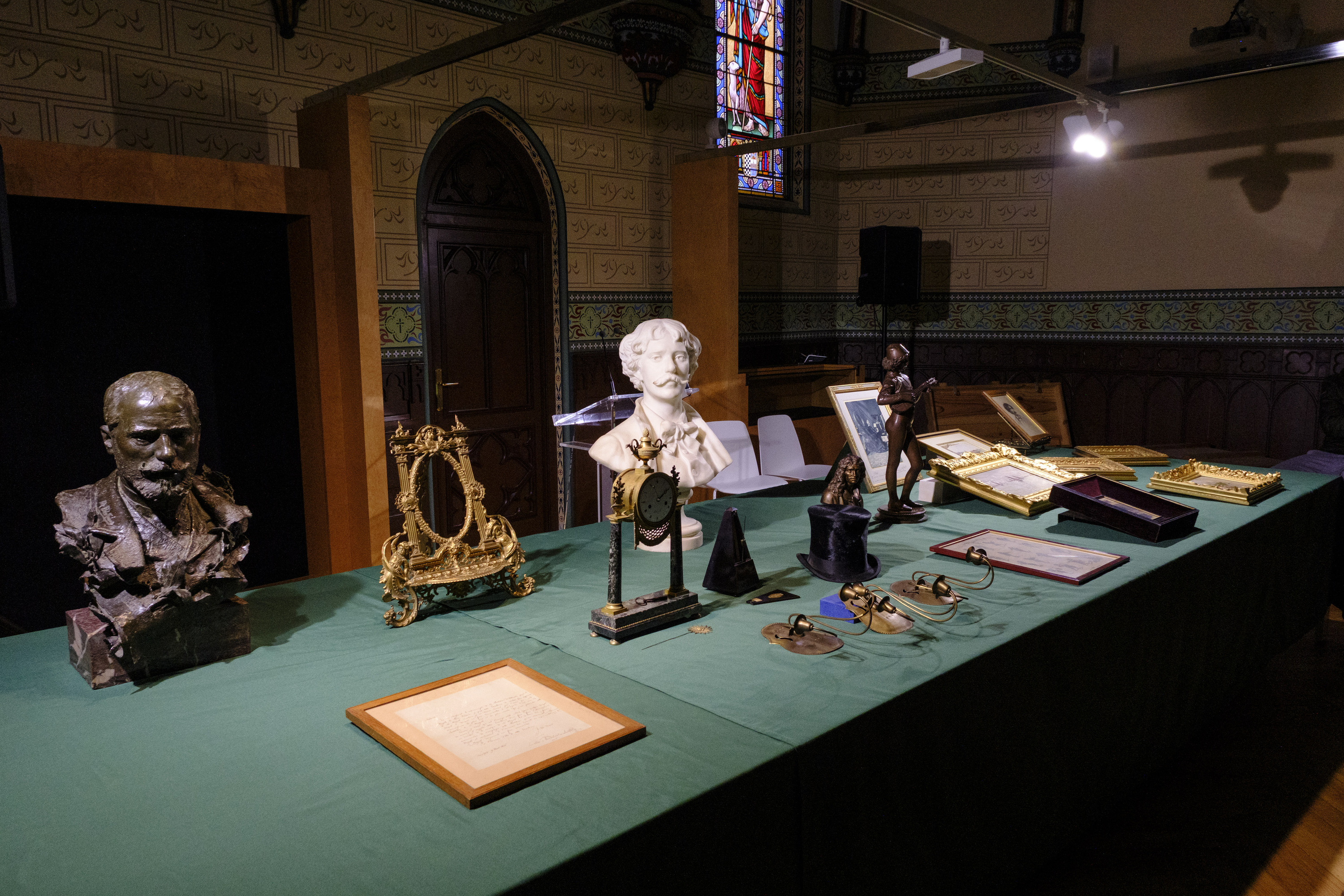 Nafarroako Artxibo Nagusian aurkitutako objektuak, Jules Franceschik Sarasateri eginiko marmolezko busto bat tartean.  GORKA BEUNZA / IRUÑEKO UDALA