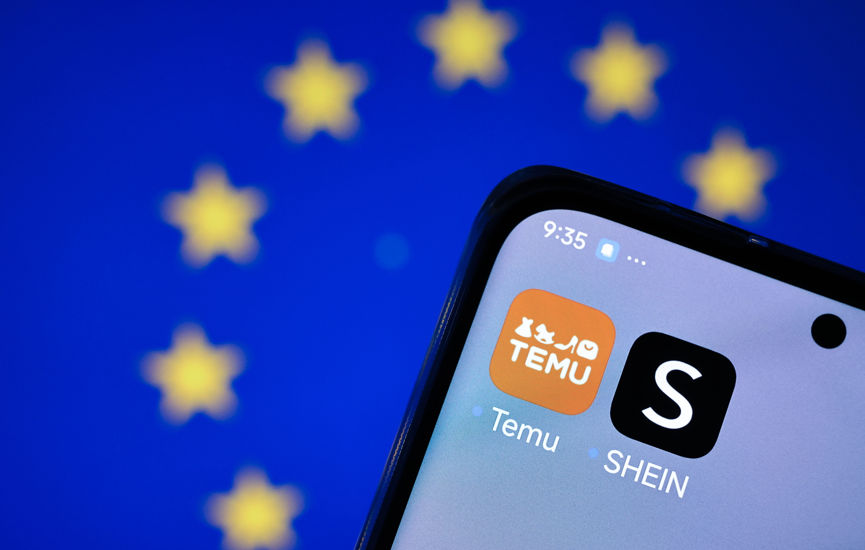 Temu eta Shein aplikazioak telefono batean. HANNIBAL HANSCHKE / EFE 