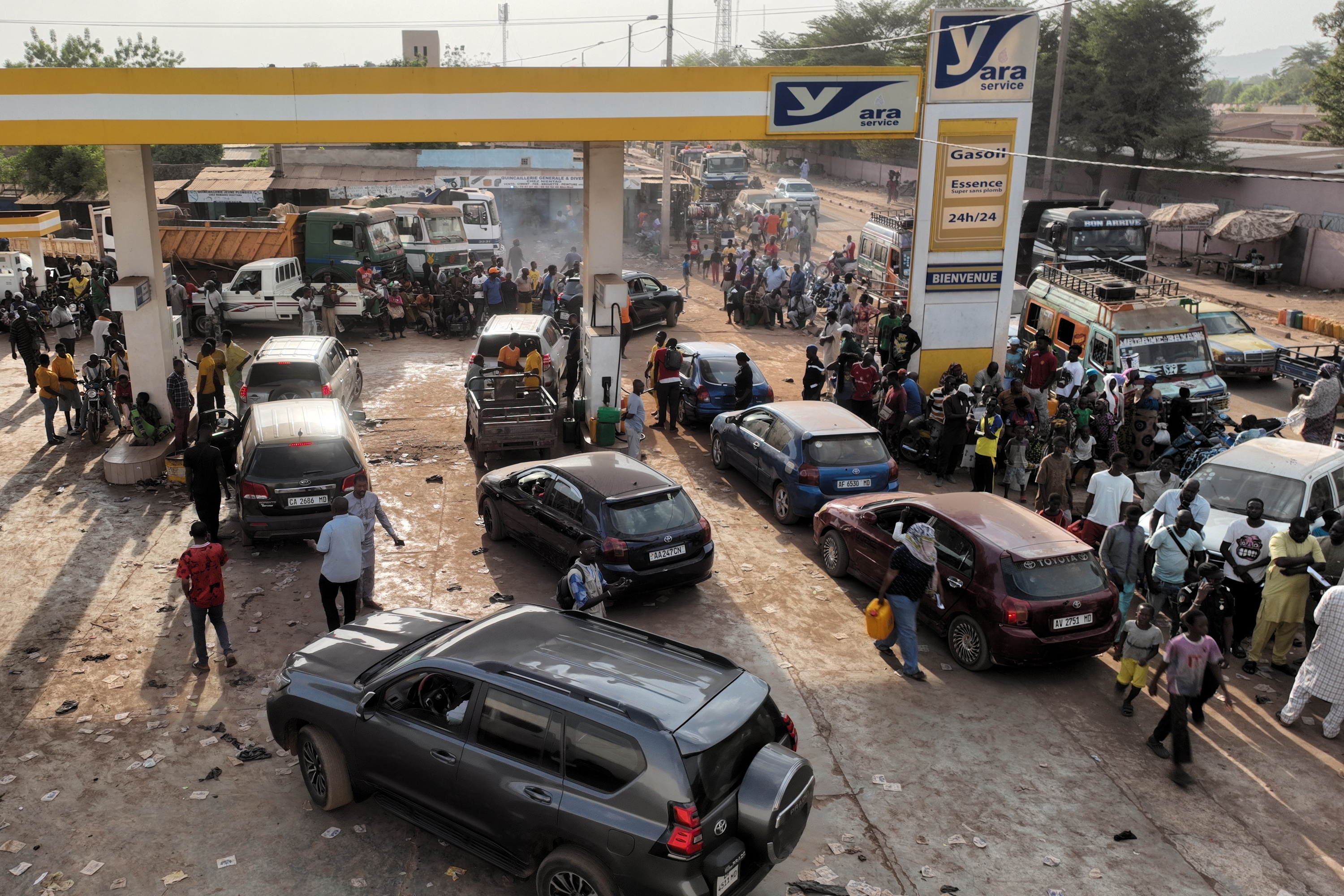 Iaz, JNIM talde jihadistak eraso egin zien erregaia zeramaten kamioiei, eta, hala, Maliko hiriburu Bamako geldiarazi zuten. HADAMA DIAKITE / EFE