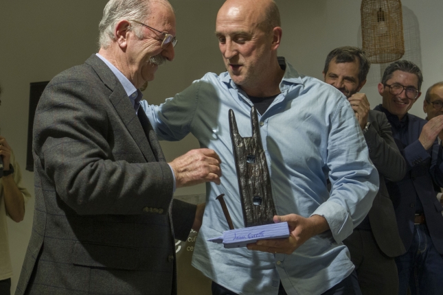 Aitor Arregi, Pedro Subijanari oroigarria ematen. JON URBE / FOKU