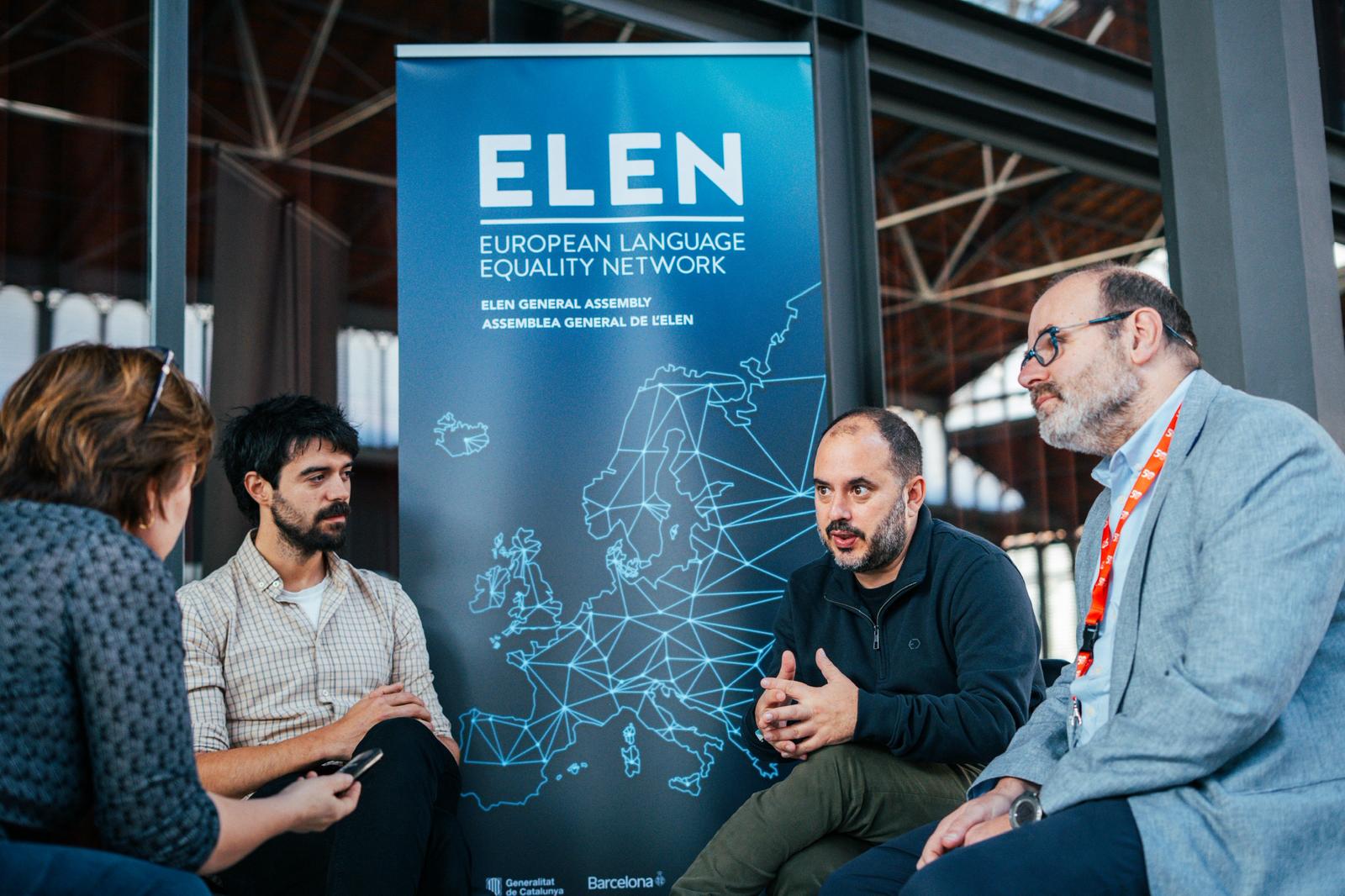 Manex Mantxola (Kontseilua), Marcos Maceira (A Mesa) eta Oscar Escuder (Plataforma), elkarrizketan. GERARD MAGRINYA