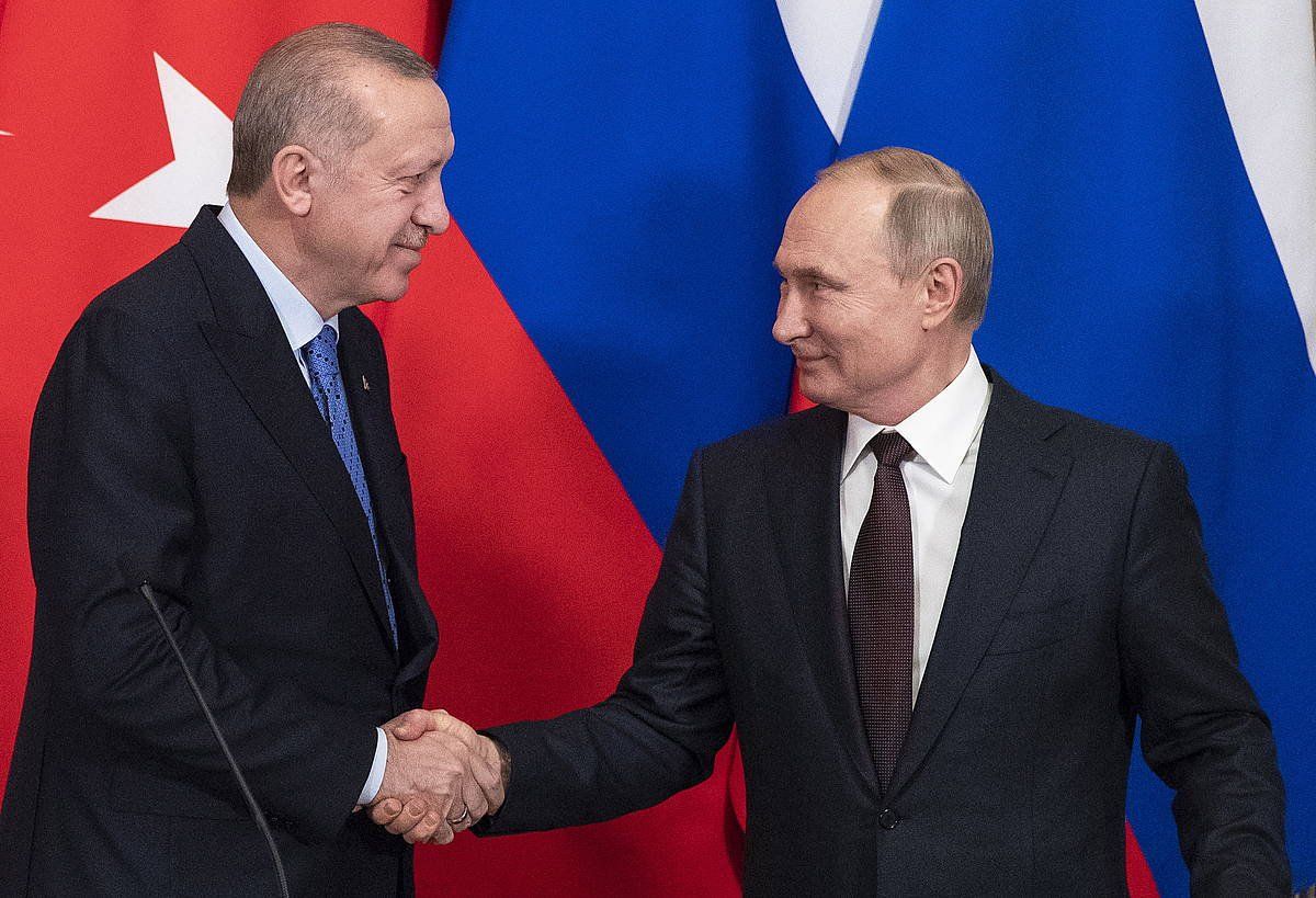 Recep Tayyip Erdogan Turkiako presidentea eta Vladimir Putin Errusiakoa, gaur, Moskun egin duten bileran. PAVEL GOLOVKIN / EFE