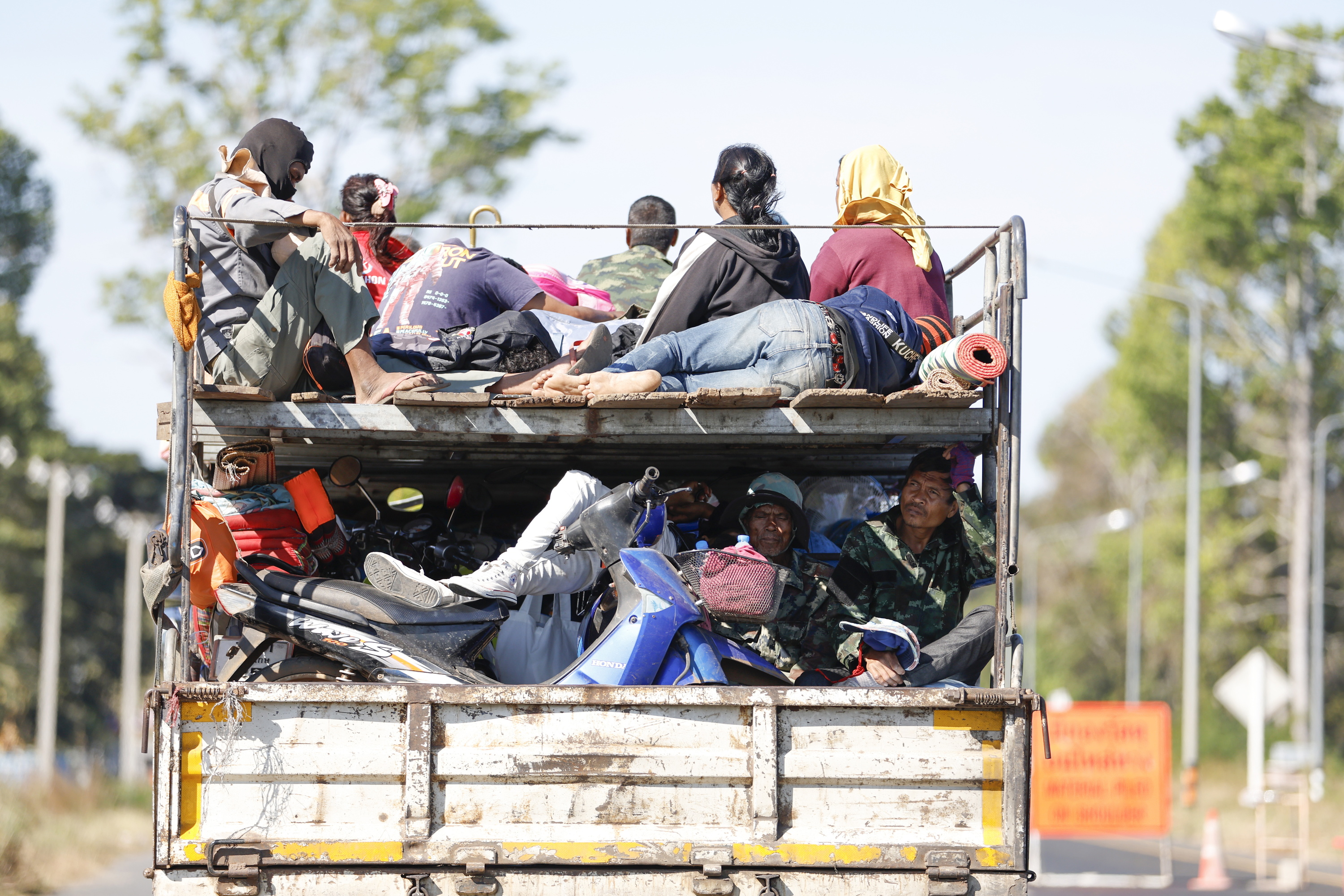 Zenbait thailandiar jaioterria uzten, gaur, hego-ekialdeko Si Sa Ket probintzian. RUNGROJ YONGRIT/EFE