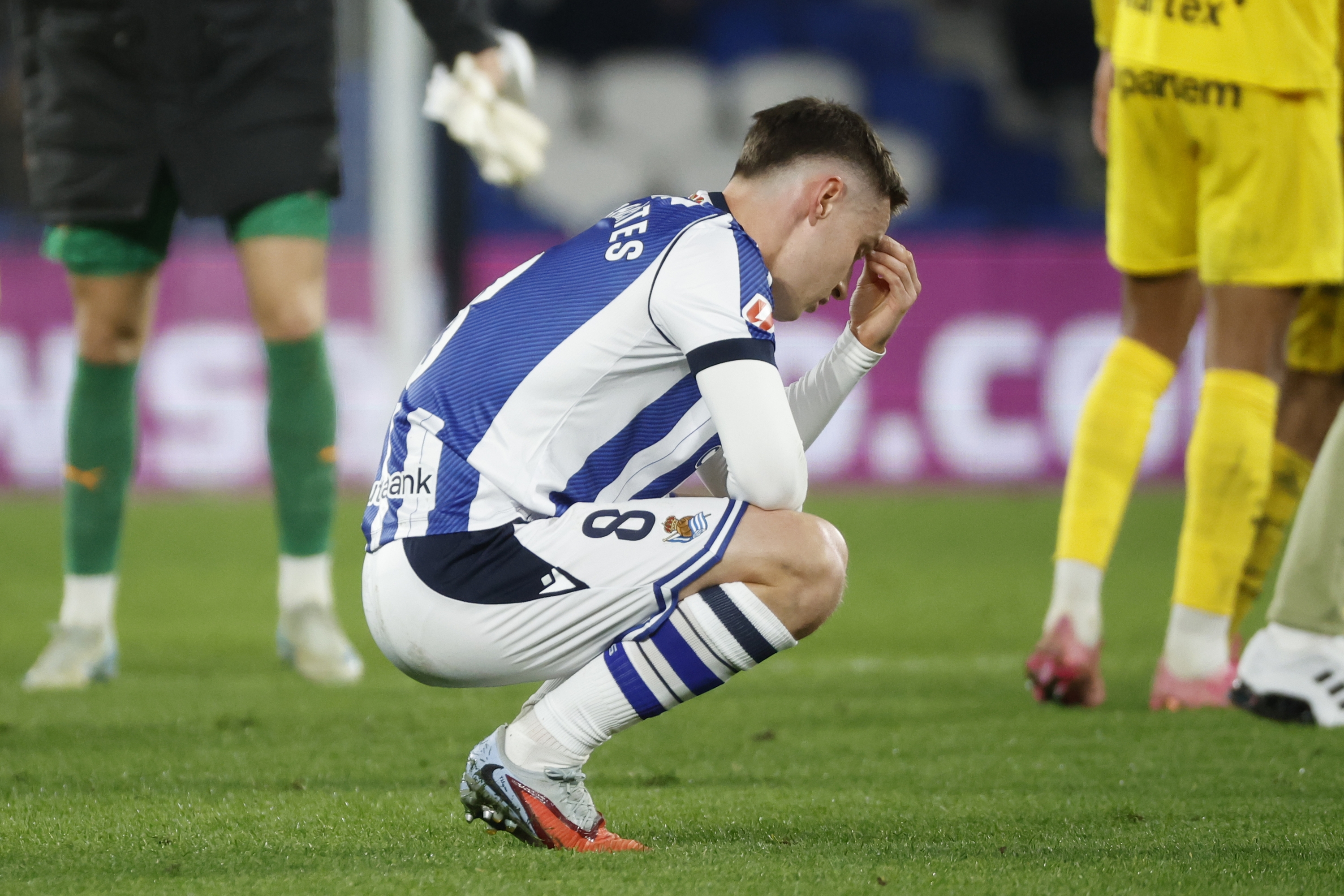 Beñat Turrientes, burumakur, partida amaitu ostean. JAVIER ETXEZARRETA / EFE