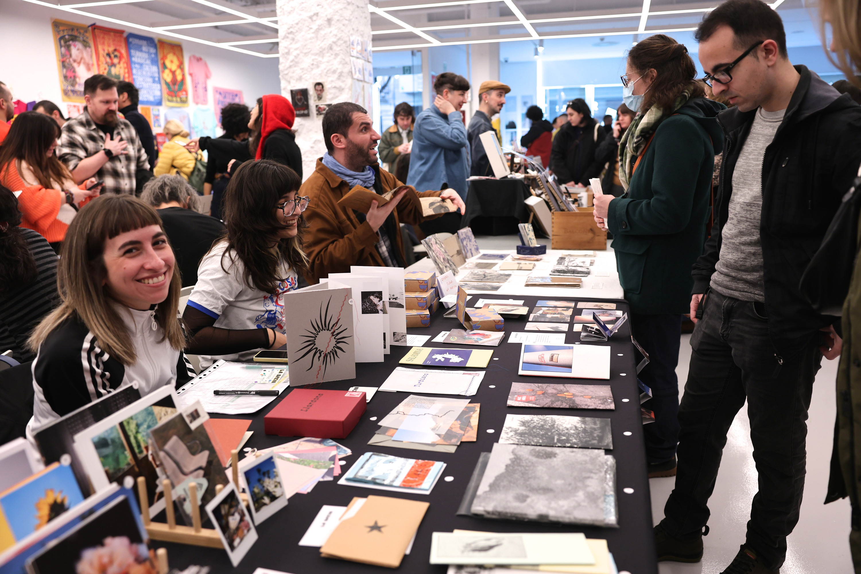 Azokan parte hartzen ari diren egileetako batzuk, gaur, Bilbon. OSKAR MATXIN EDESA / FOKU