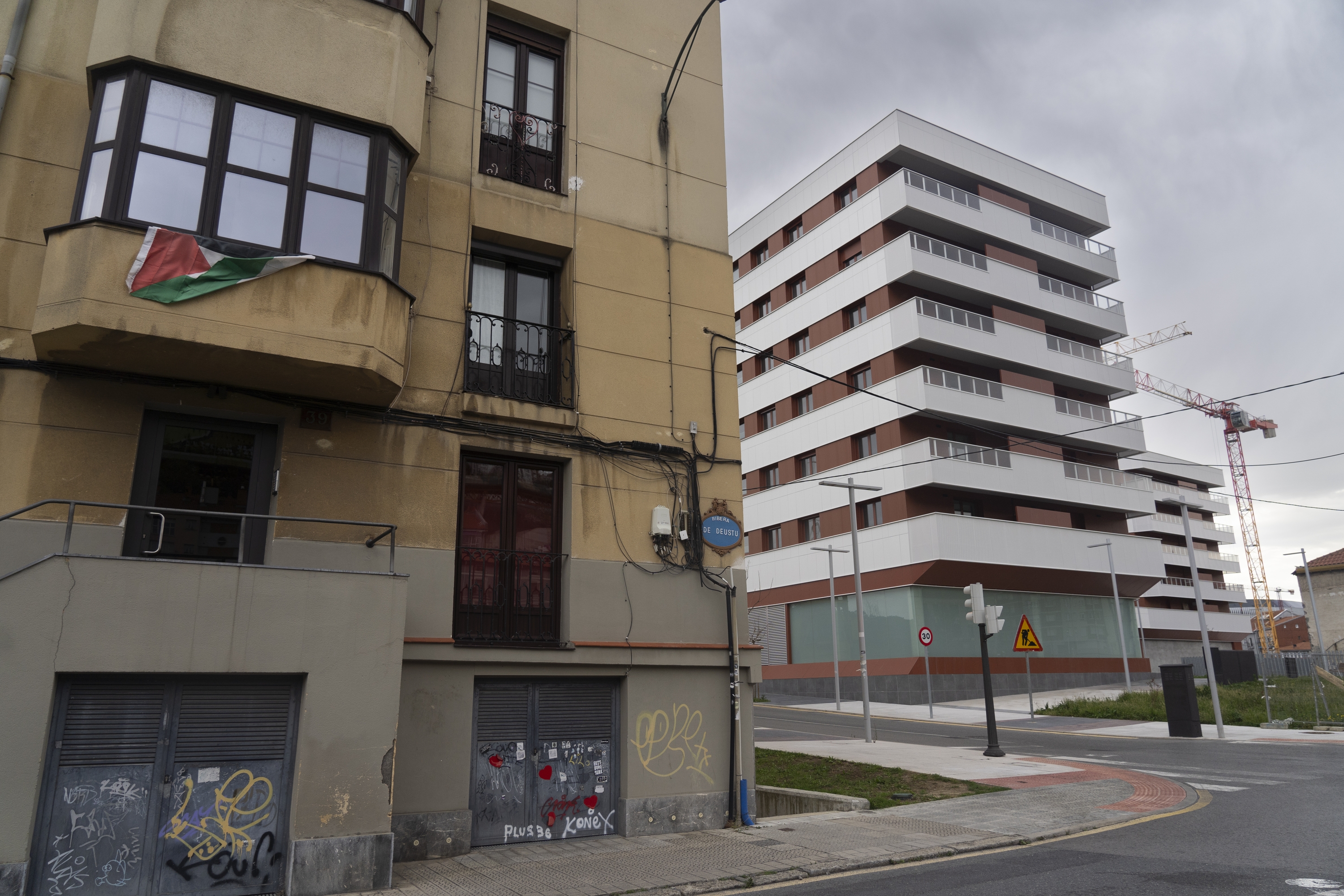 Betiko etxeak eta eraikin berriak parez pare Deustuko Erriberan. MONIKA DEL VALLE / FOKU