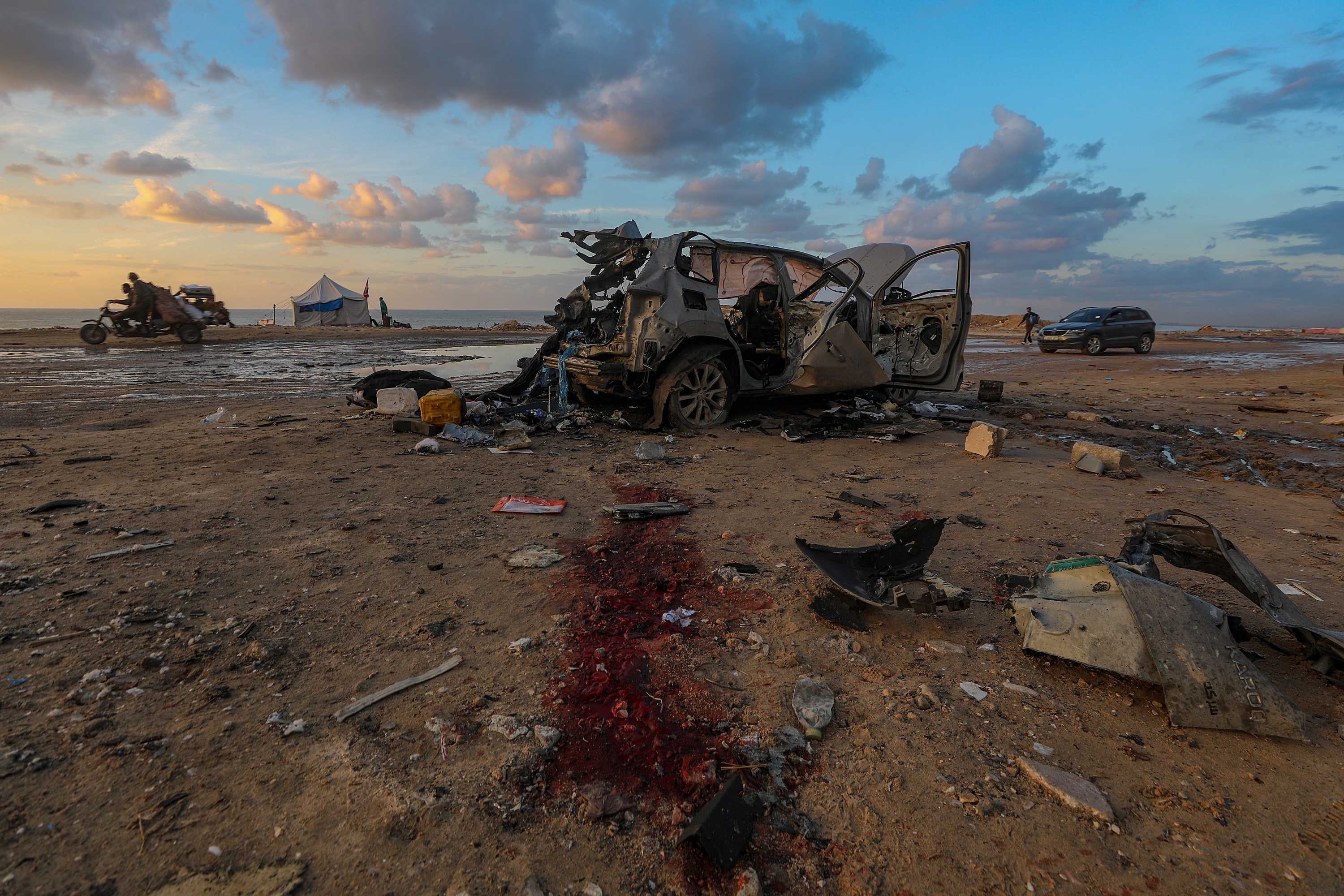 Israelek eraso egin dion autoa, suntsituta. MOHAMMED SABER/EFE