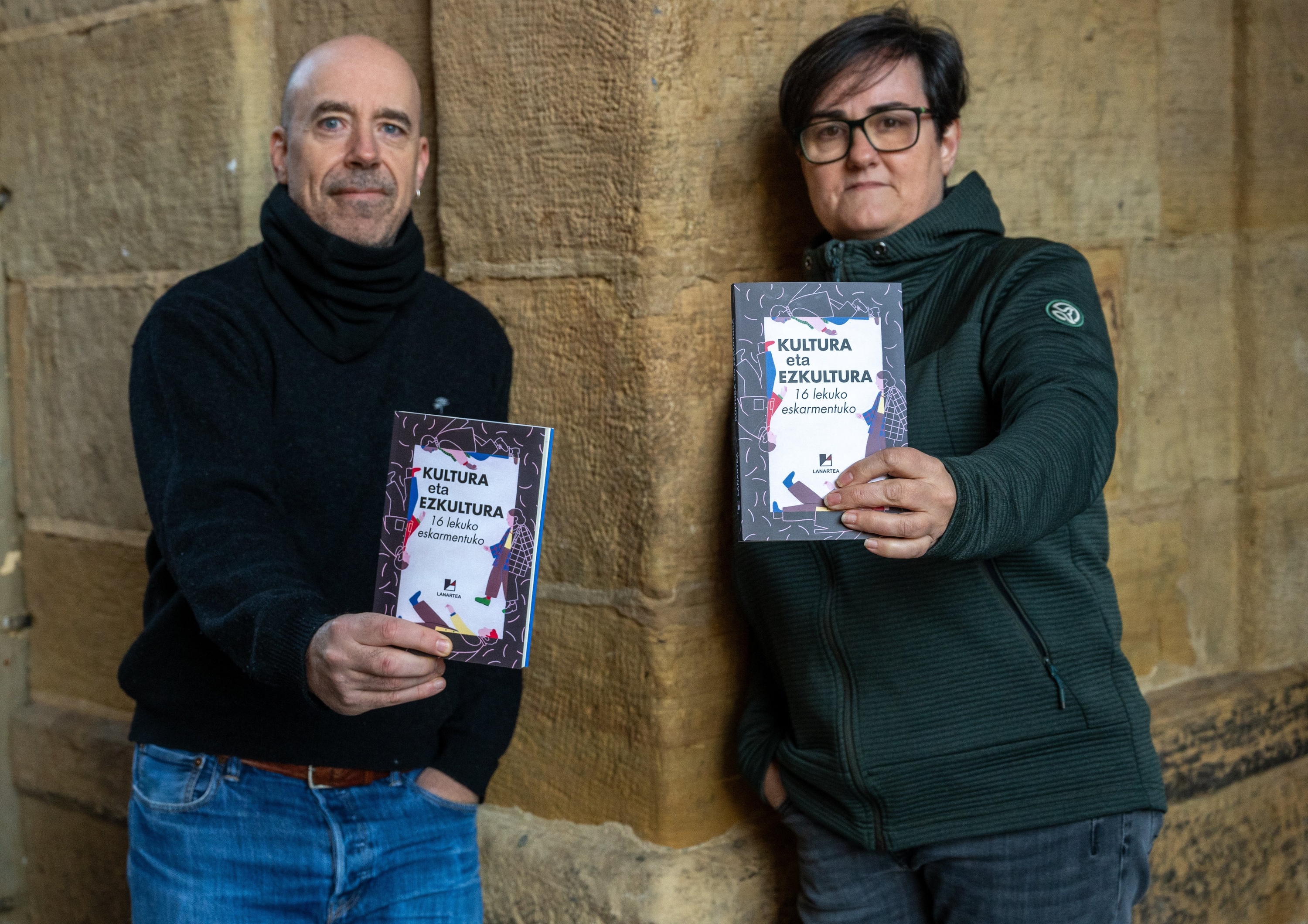 Dani Fano eta Amagoia Gurrutxaga 'Kultura eta ezkultura. 16 lekuko eskarmentuko' liburuaren aurkezpenean. GORKA RUBIO / FOKU