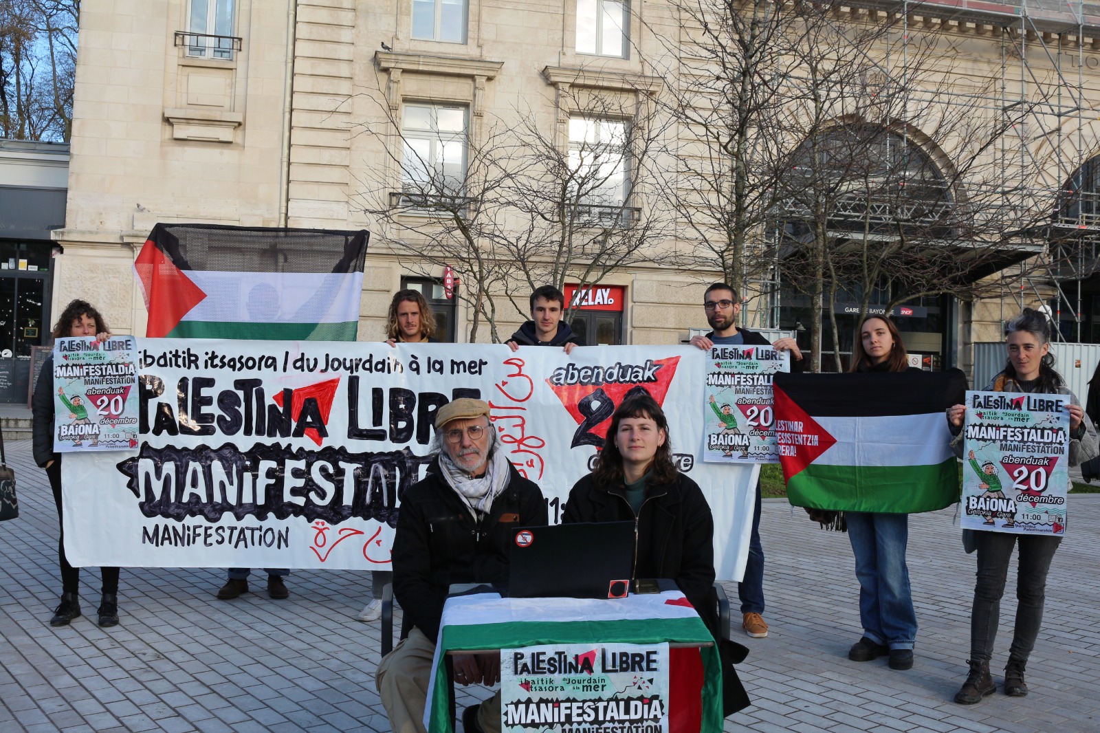 Iparraldea Palestinarekin kolektiboko kideen agerraldia, goizean, Baionako geltoki aitzinean, abenduaren 20ko manifestazioa iragartzeko. BERRIA