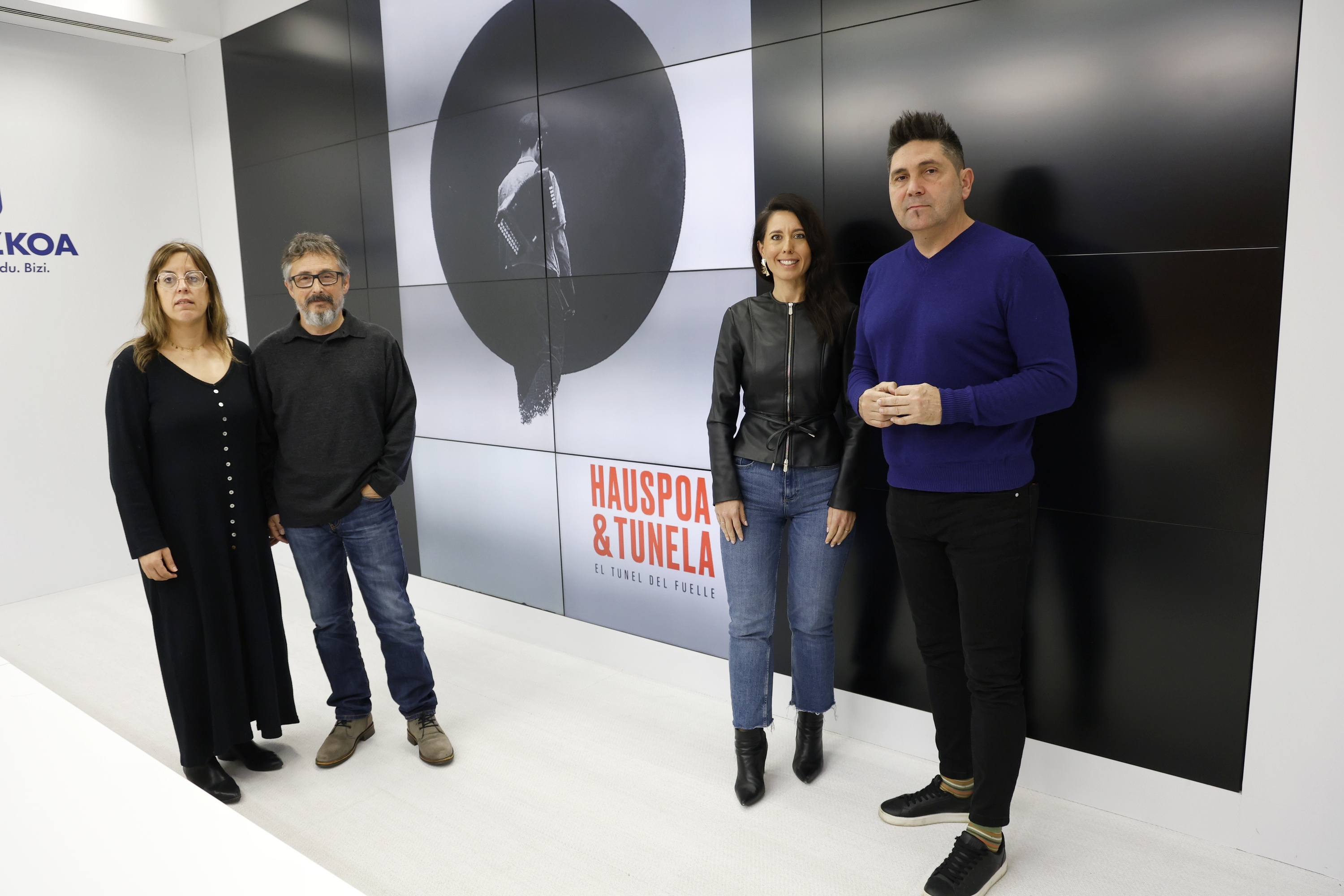 Goizane Alvarez Gipuzkoako Kultura diputatua, Iñaki Pinedo zinemagilea, Azahara Dominguez Gipuzkoako Mugikortasun eta Turismo diputatua eta Mikel Serrano Zumarragako alkatea, Donostian. MAIALEN ANDRES / FOKU