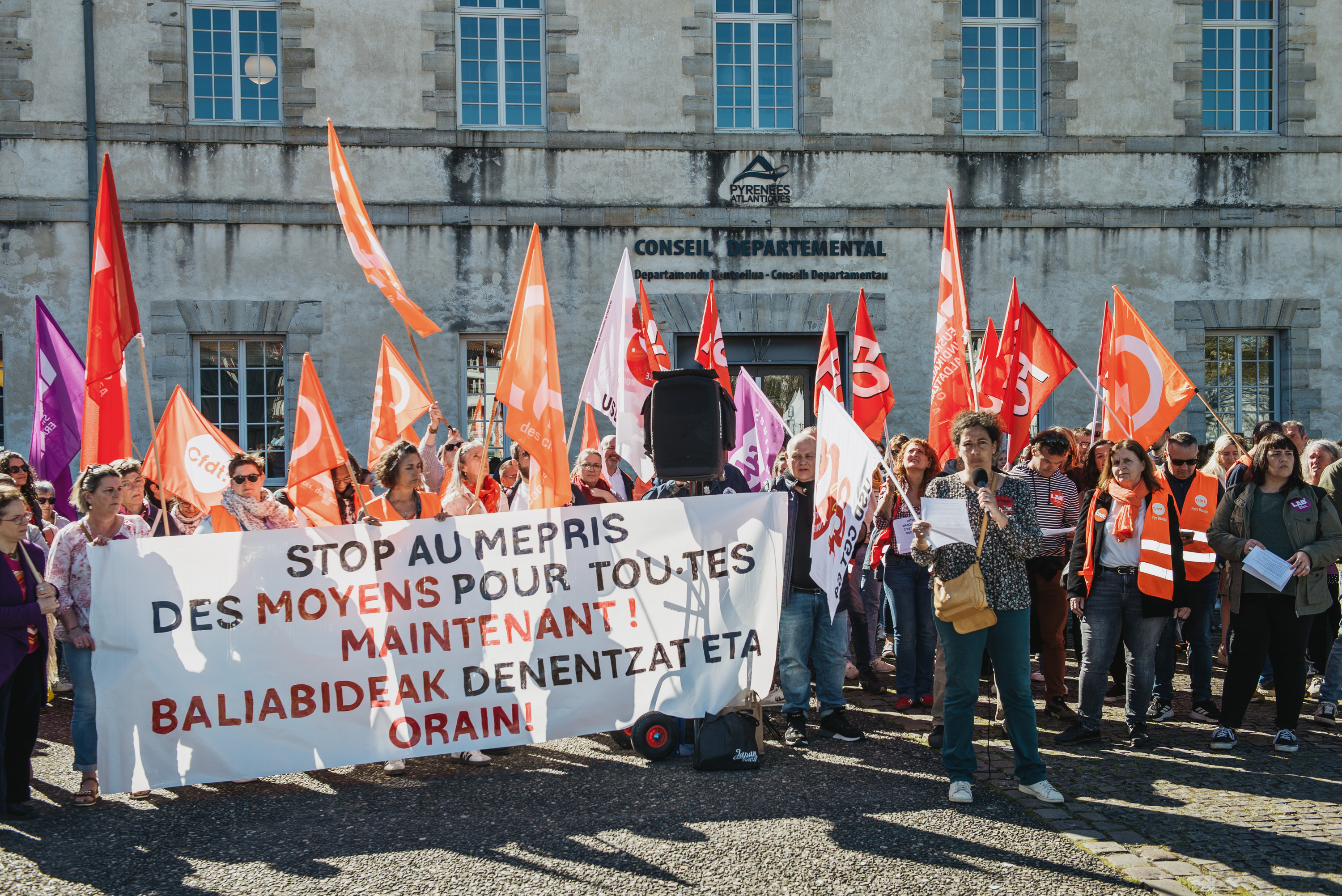 Arlo soziosanitarioko langileen greba, Baionako departamendu kontseiluaren aitzinean, apirilaren 1ean. GUILLAUME FAUVEAU