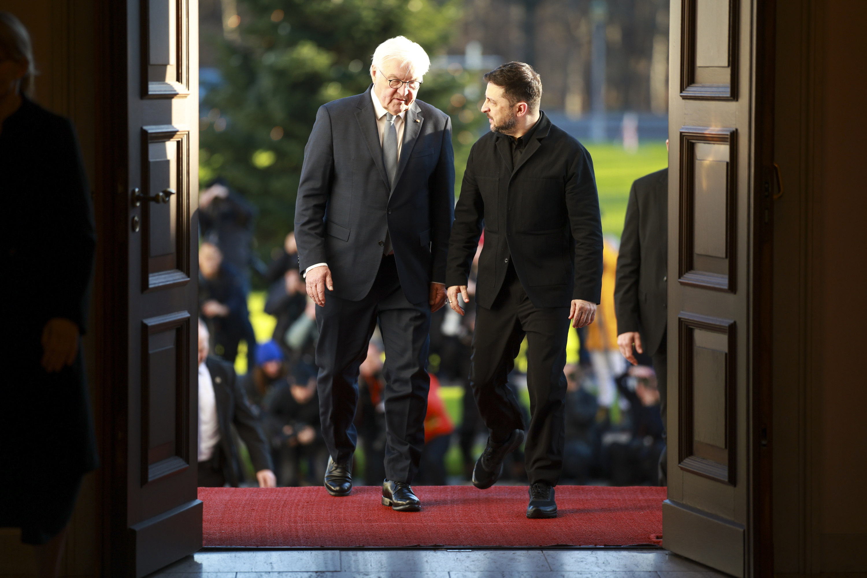 Alemaniako presidente Frank-Walter Steinmeier eta Volodimir Zelenski Ukrainakoa, gaur, Berlinen. CLEMENS BILAN / EFE 
