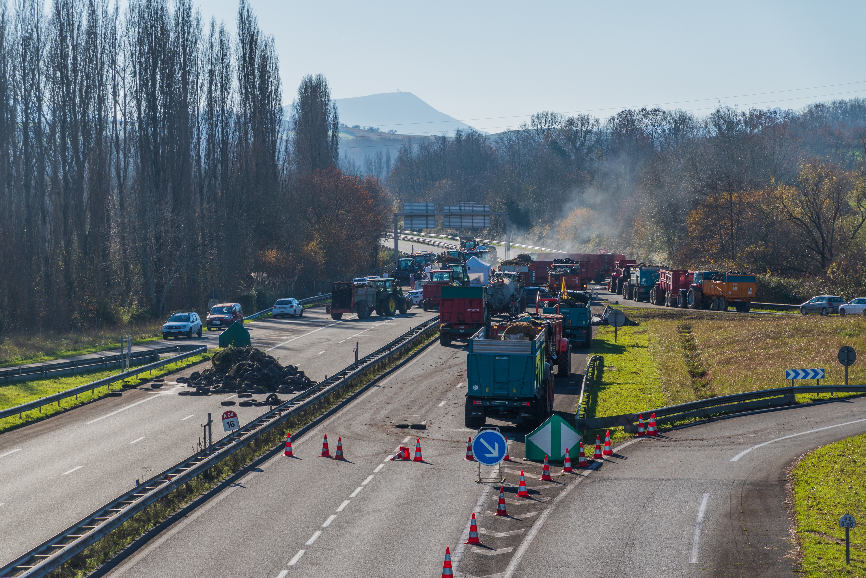 Laborariak A-64 autobidea blokeatzen, atzo, Beskoitzen. FRANÇOIS BERLAND