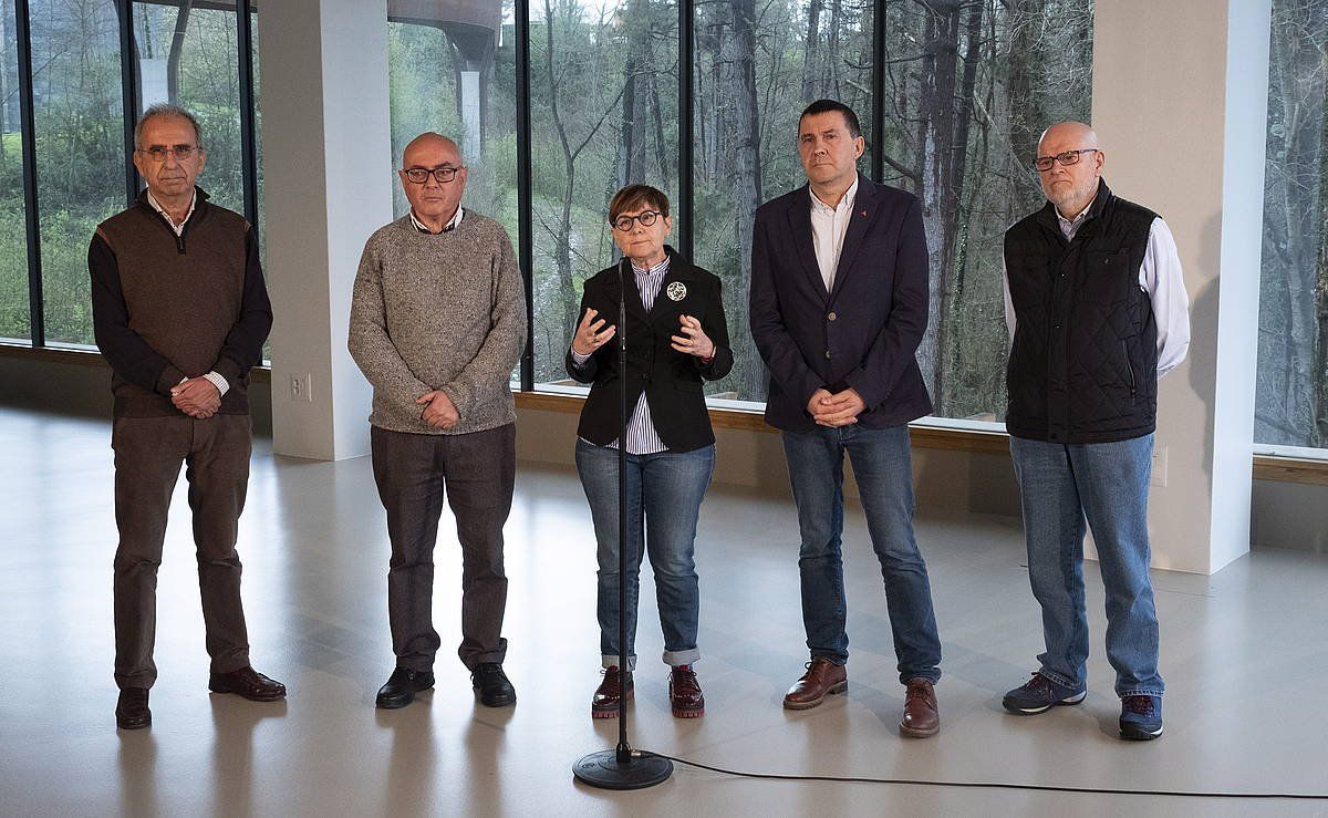 Manuel Diaz de Rabago, Javier Madrazo, Gemma Zabaleta, Arnaldo Otegi eta Daniel Arranz, gaur, Donostian. JON URBE, FOKU