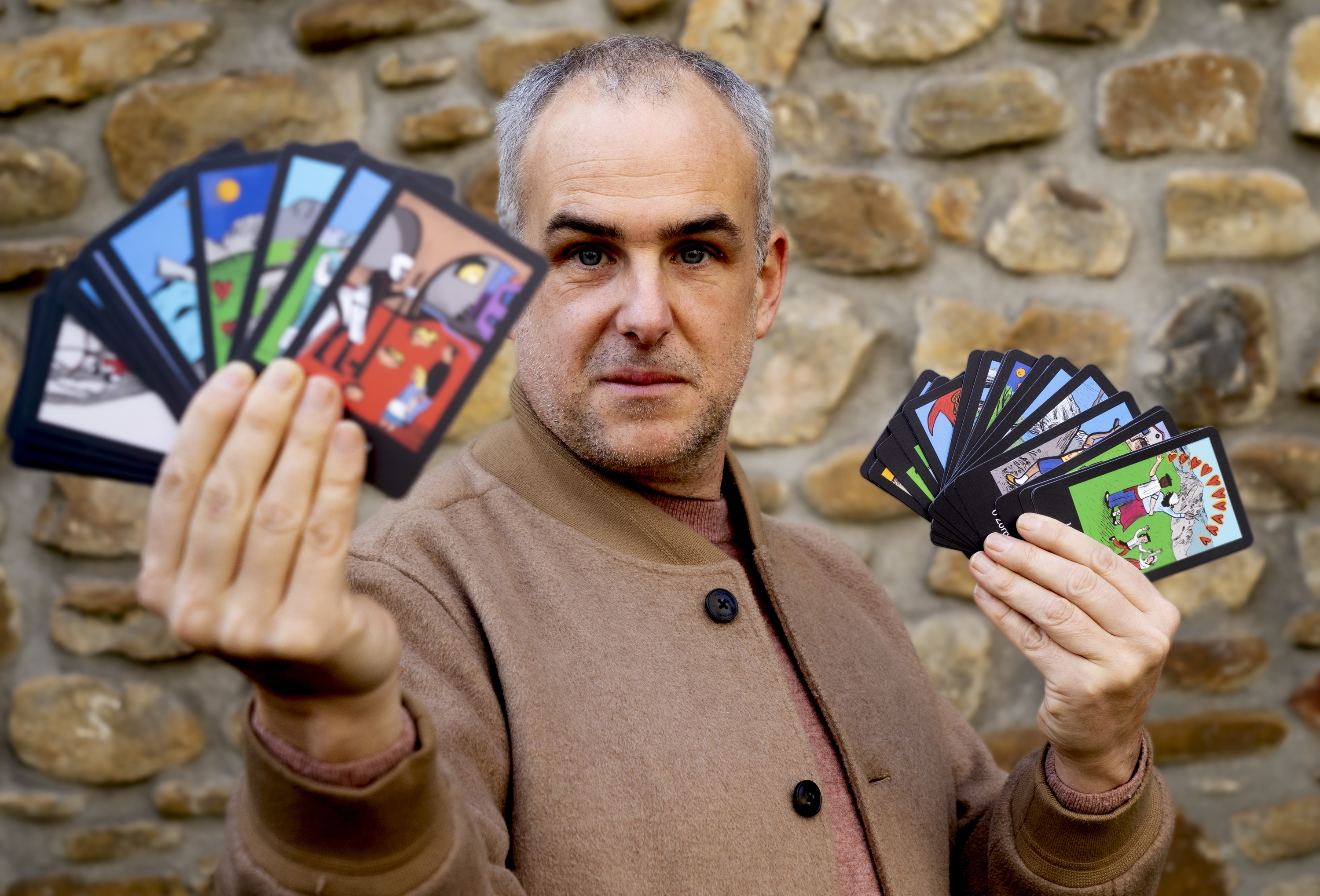 Jon Gorroño, 'Urkiol' taroteko kartak hartuta, Durangon. RAUL BOGAJO / FOKU