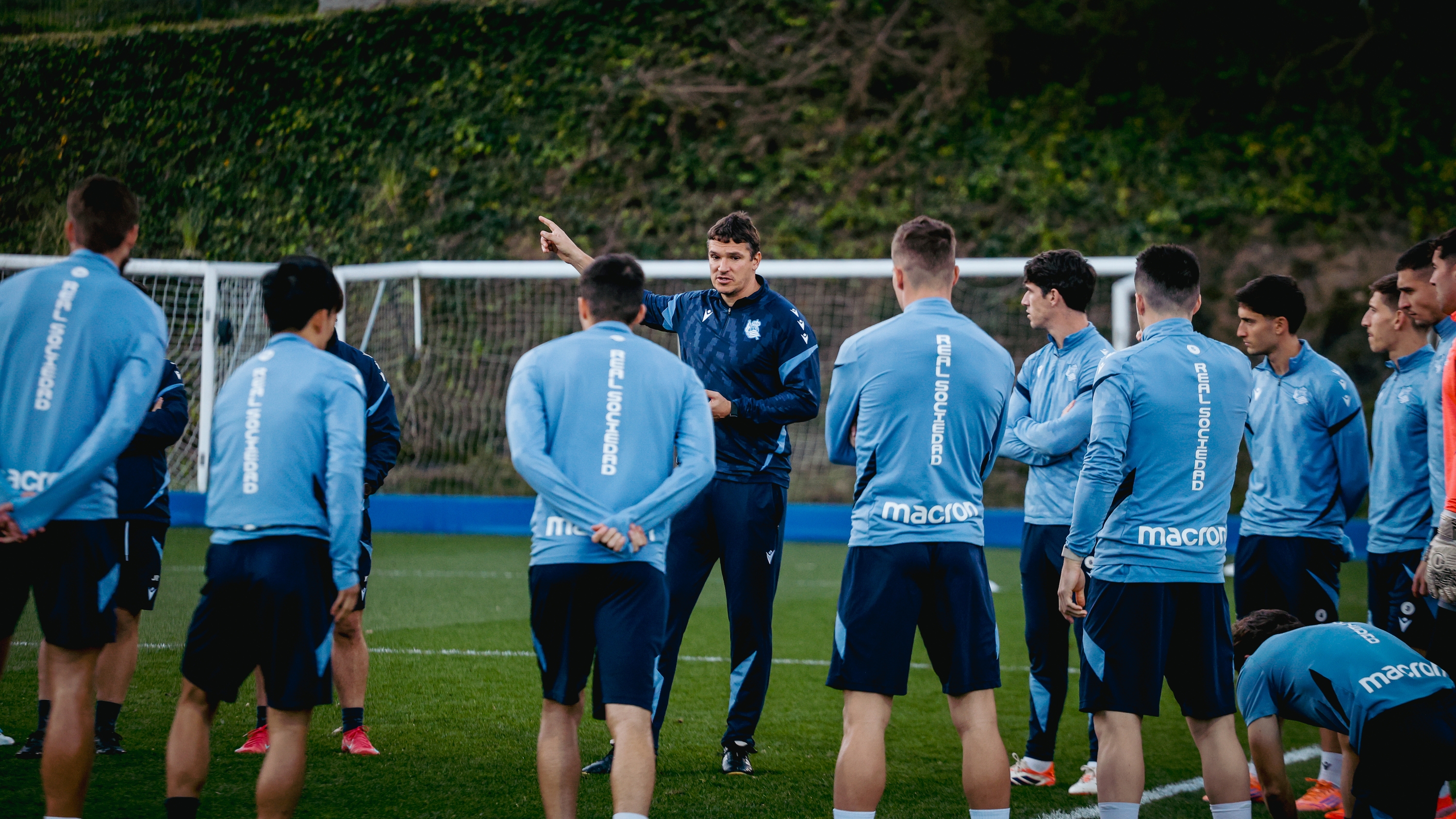 Ion Ansotegi aginduak ematen atzoko entrenamenduan. ANDER URIA