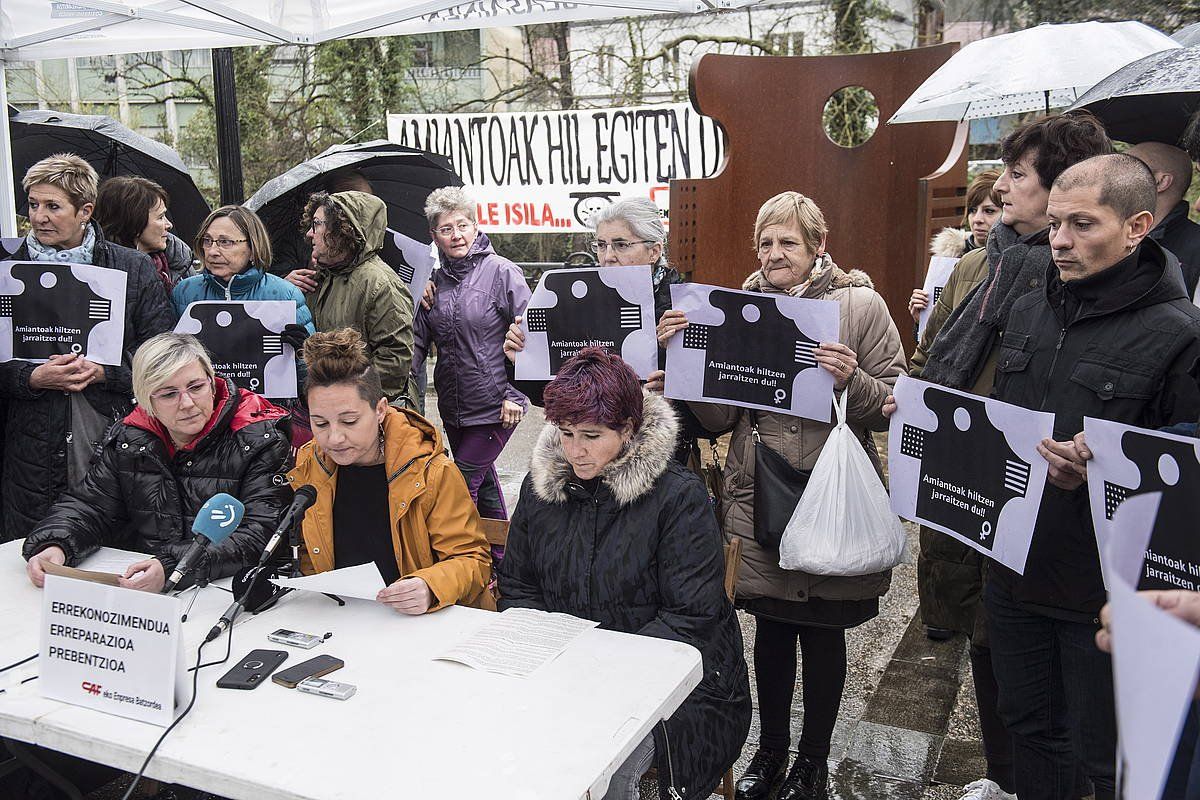 CAFeko enpresa batzordeko kideak eta amiantoaren biktimak, gaur Beasainen. JAGOBA MANTEROLA / FOKU