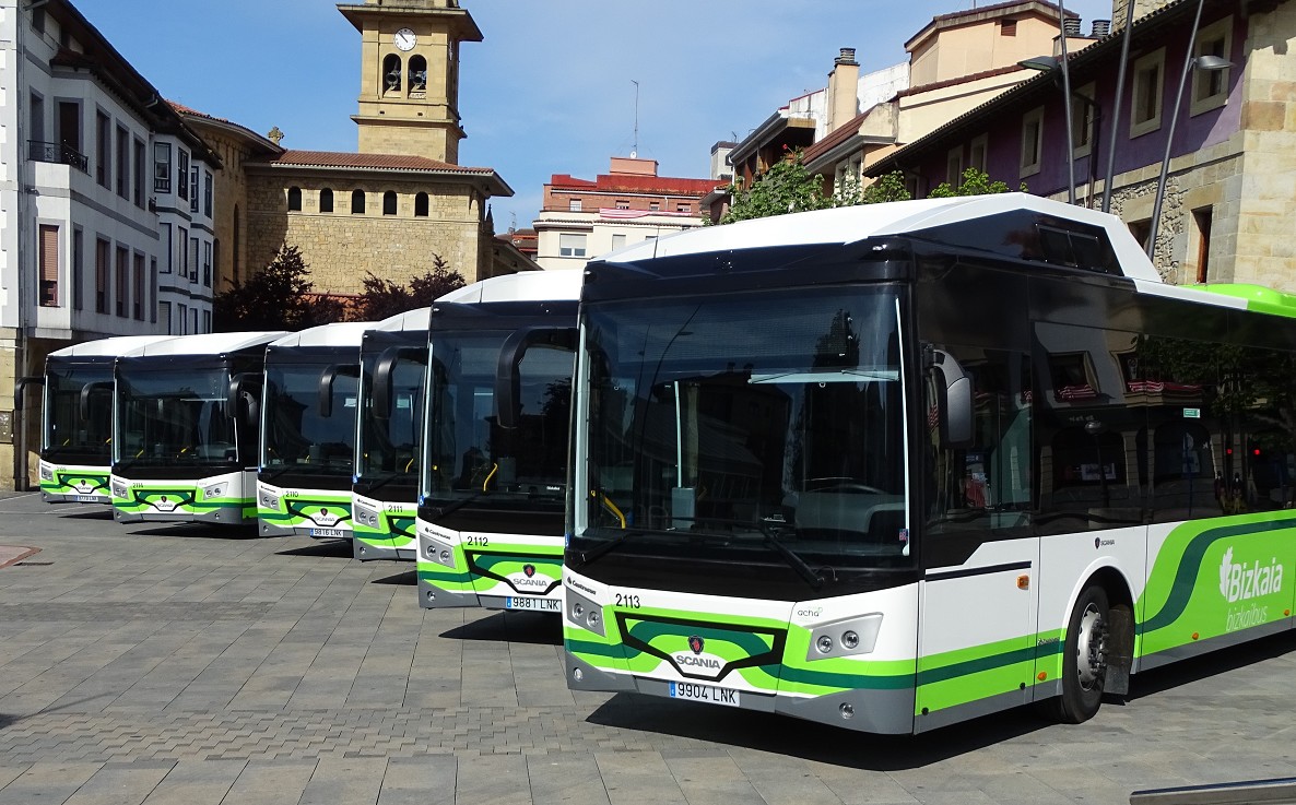 Bizkaibuseko lehen ibilgailu hibridoak, Mungian, artxiboko irudi batean. BERRIA