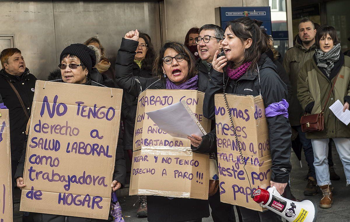 Emakume migrante eta arrazializatuek protesta egin dute Bilbon, Espainiako Atzerritartasun Bulegoaren aurrean, goizean. MARISOL RAMIREZ / FOKU