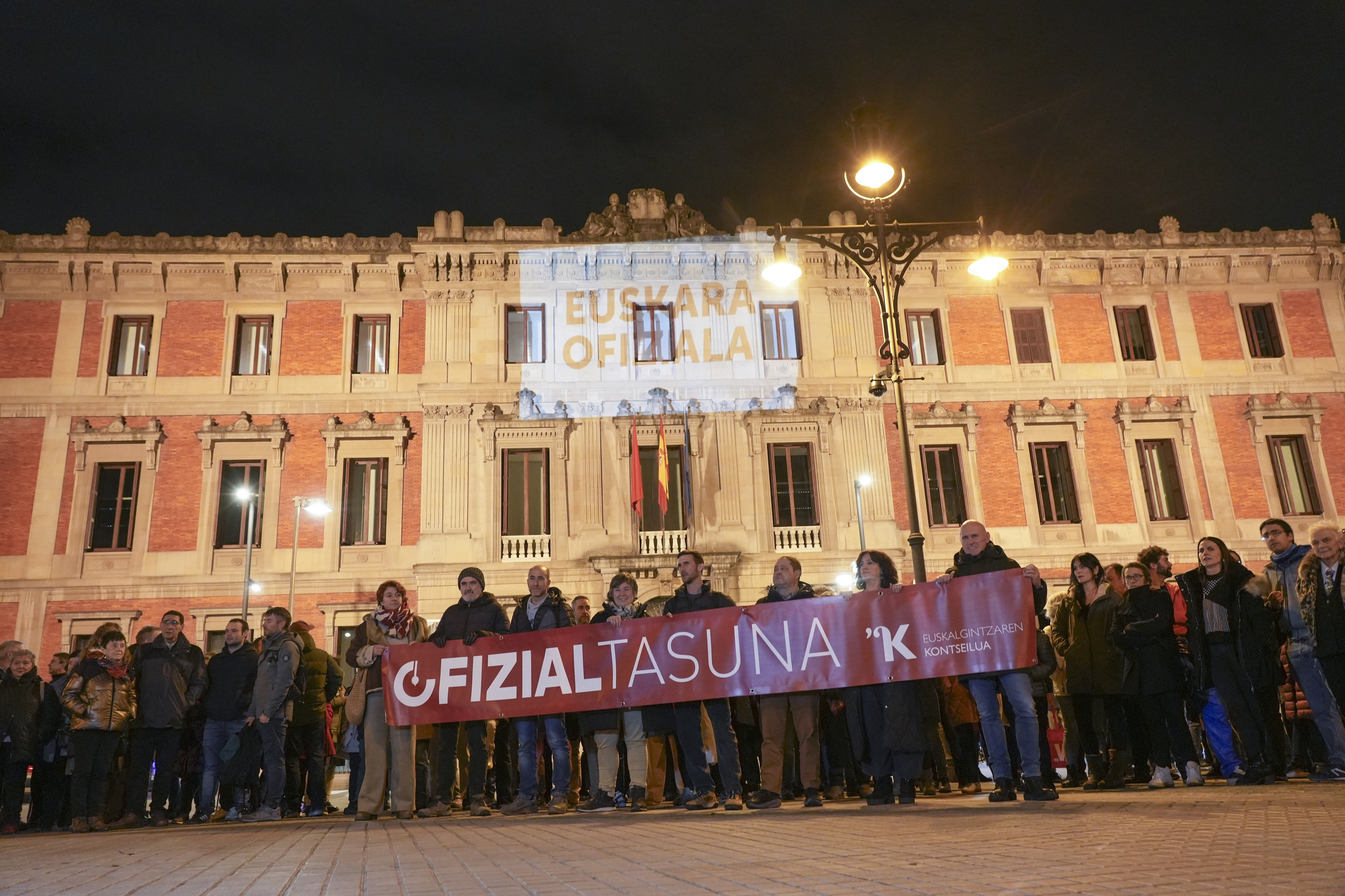 Nafarroako Parlamentuaren horman 'Euskara ofiziala' leloa proiektatu du Kontseiluak. JAGOBA MANTEROLA / FOKU