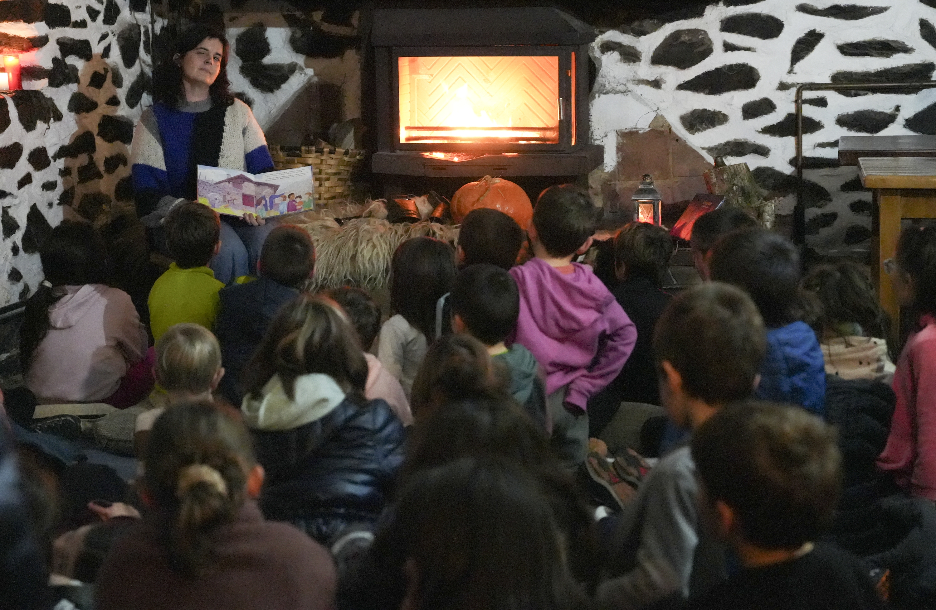 Saioa Mendia, liburuaren egileetako bat, eta hainbat haur, Leitzan egindako aurkezpenean. JAGOBA MANTEROLA / FOKU