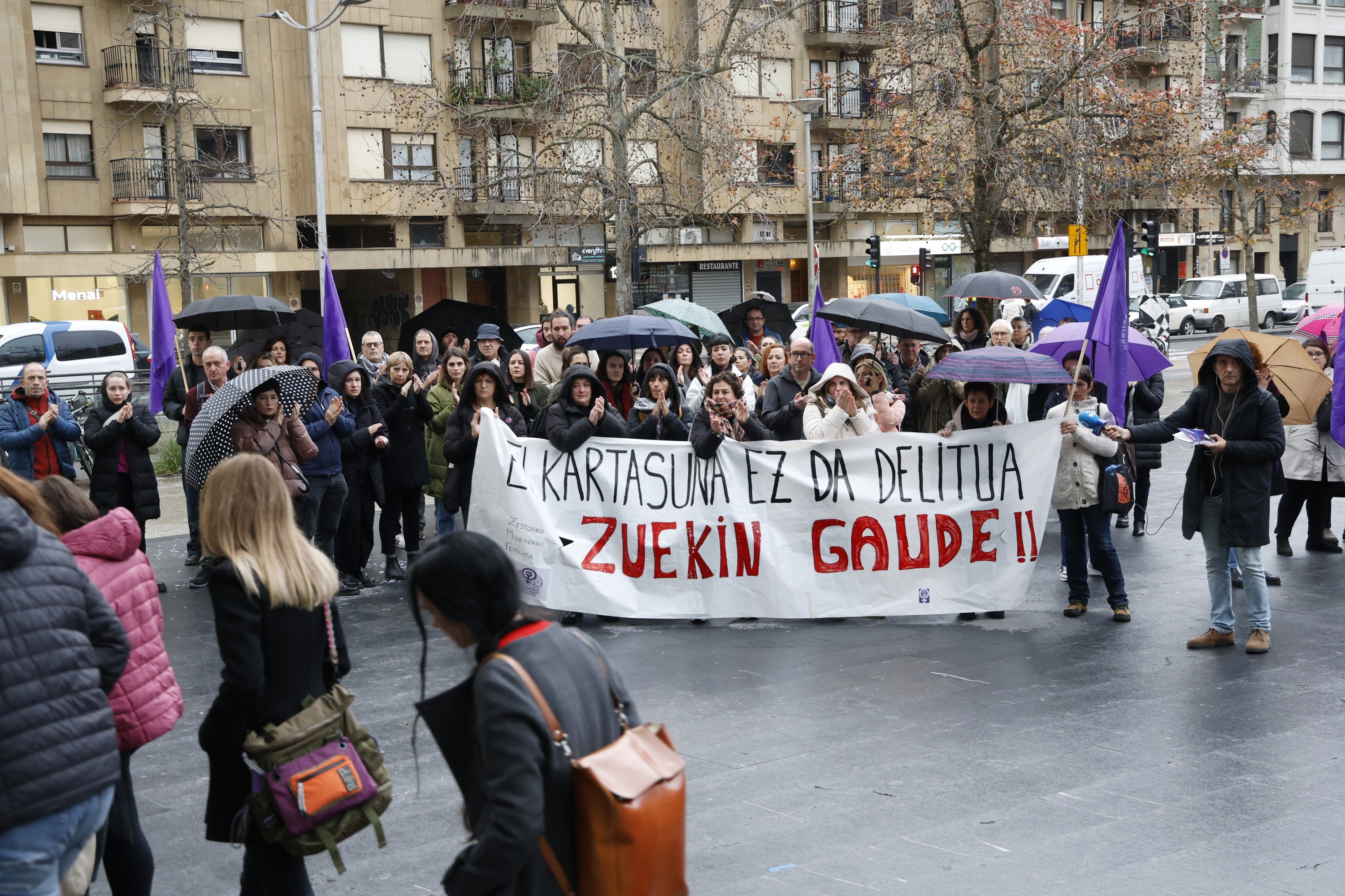 Akusatuak epaitegira sartzen, eta elkarretaratzeko parte hartzaileak haiei babesa ematen, gaur goizean, Donostian. MAIALEN ANDRES / FOKU Akusatuak epaitegira sartzen, eta elkarretaratzeko parte hartzaileak haiei babesa ematen, gaur goizean, Donostian. MAIALEN ANDRES / FOKU