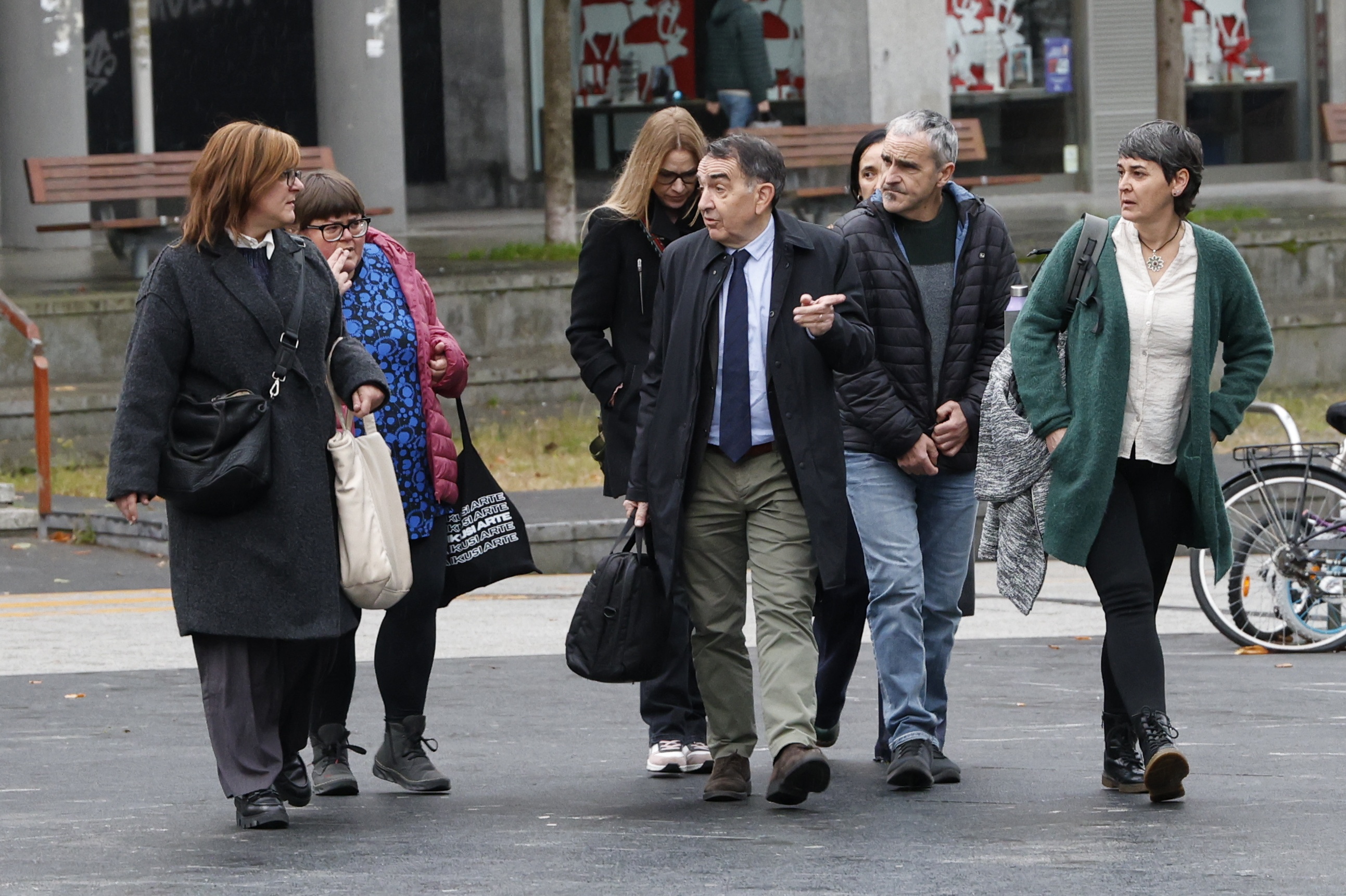 Akusatuak epaitegira iristen, atzo, Iñigo Iruin abokatuarekin. MAIALEN ANDRES / FOKU