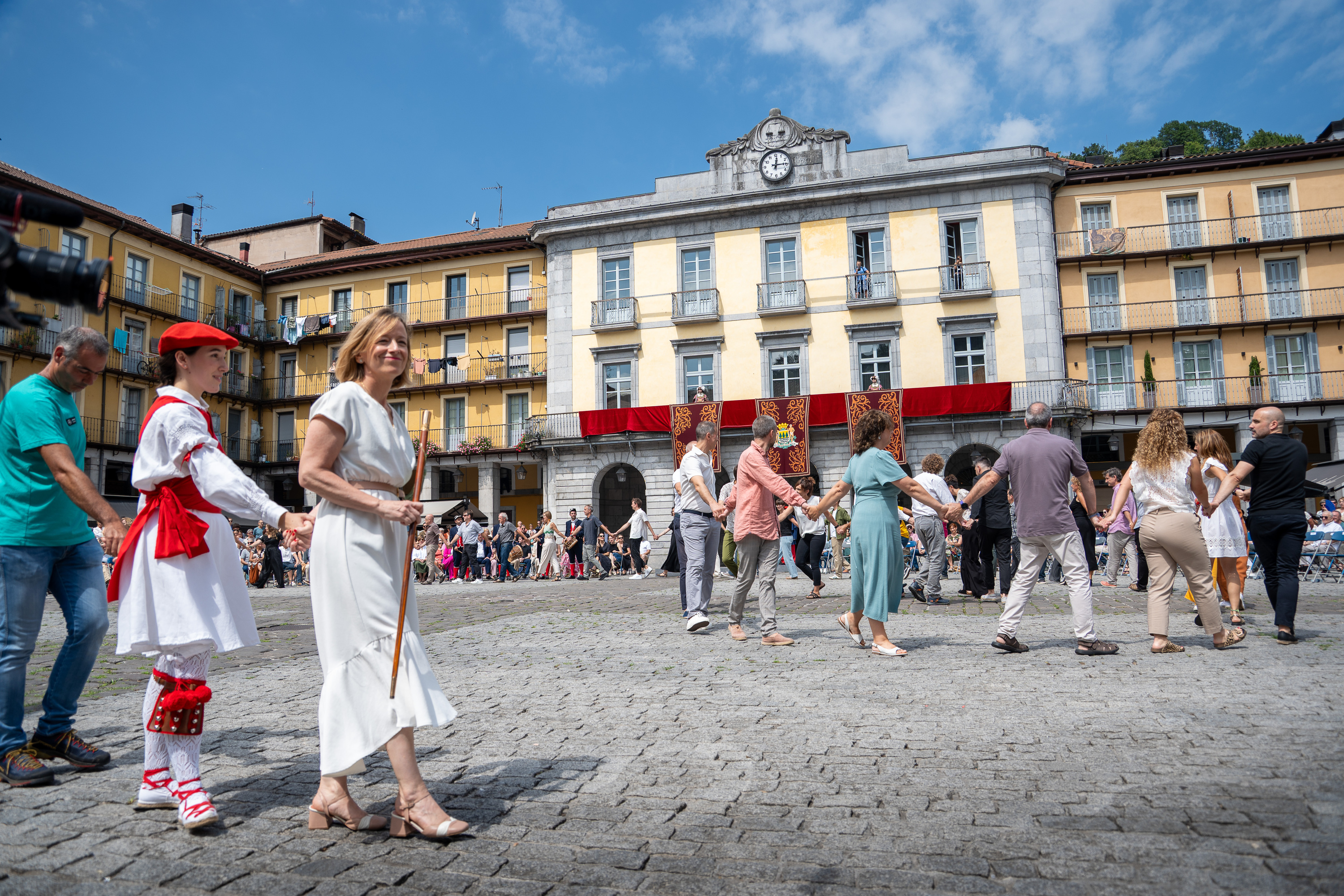 Eider Mendoza Gipuzkoako diputatu nagusia, uztailaren 5eko soka dantzan, Tolosan. AITOR KARASATORRE / FOKU