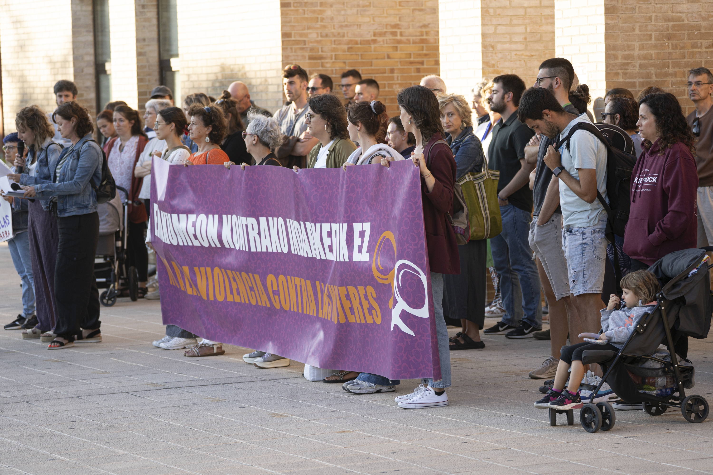Uztailean gertatutako hilketa matxista salatzeko elkarretaratzea, Zizur Nagusian. JAGOBA MANTEROLA / FOKU