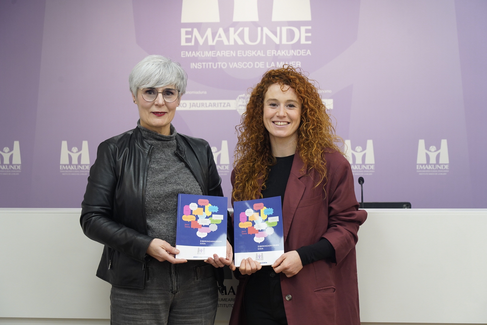 Ziberindarkeriaren inguruko 'Jarri izena' gidaren aurkezpena, gaur goizean, Emakunderen egoitzan, Gasteizen. RAUL BOGAJO / FOKU