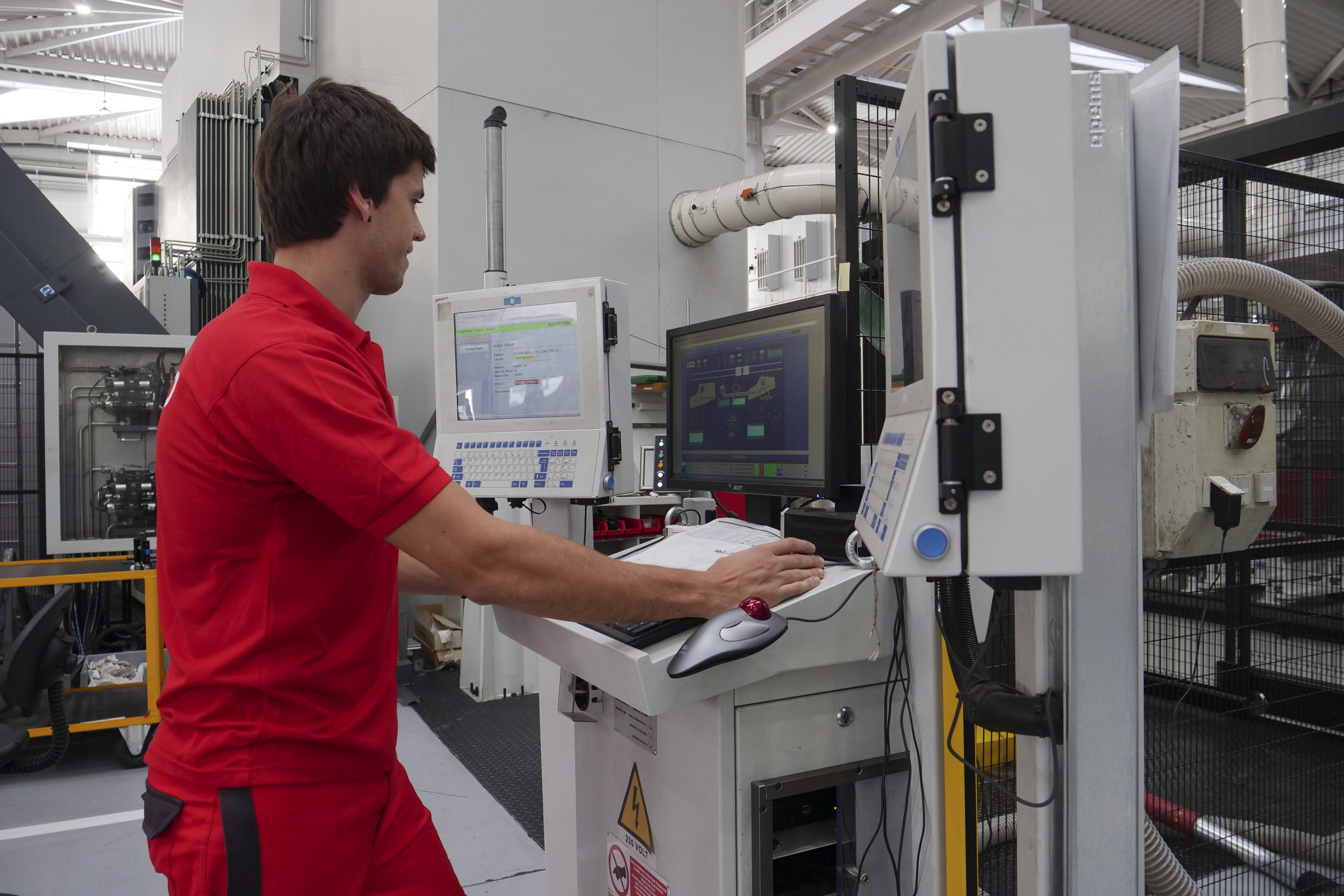 Gazte bat Euskal Herriko enpresa batean lanean. GOTZON ARANBURU / FOKU