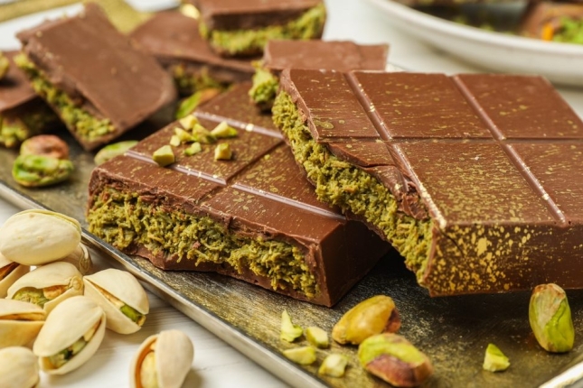 Dubaiko txokolatea, pistatxoz beteta eta inguratuta. BERRIA